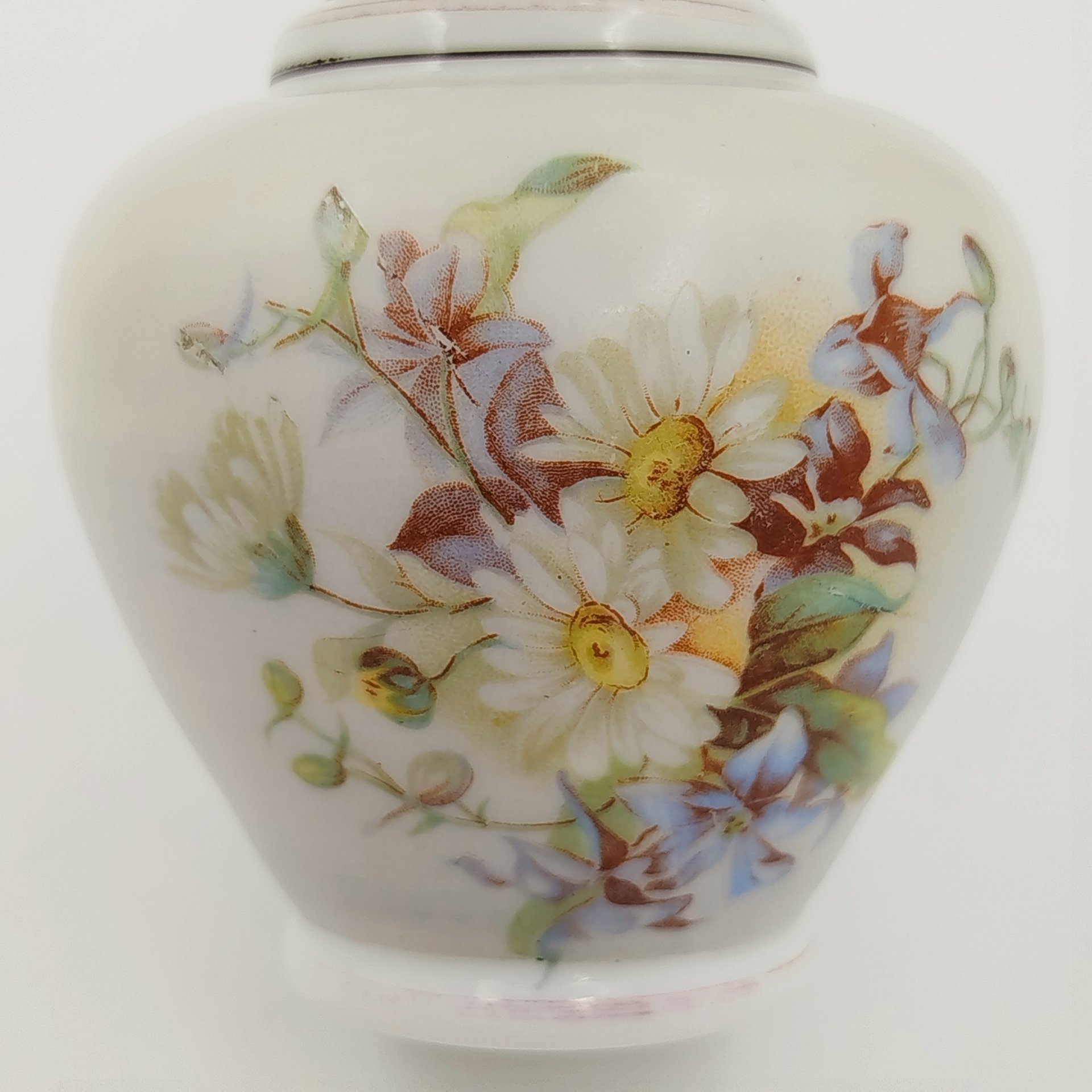 Ваза миниатюрная с фестончатым краем и декором в виде полевых цветов