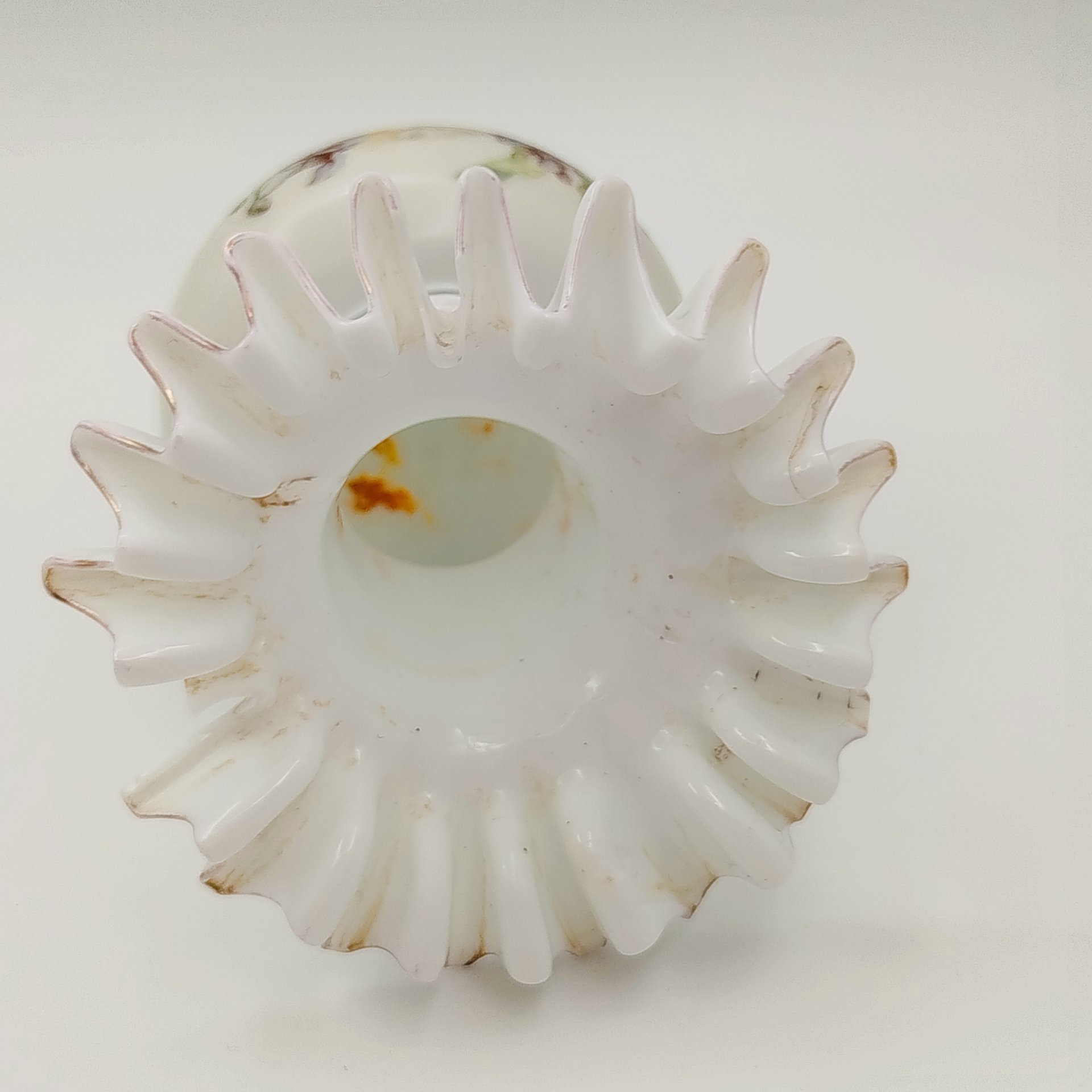 Ваза миниатюрная с фестончатым краем и декором в виде полевых цветов