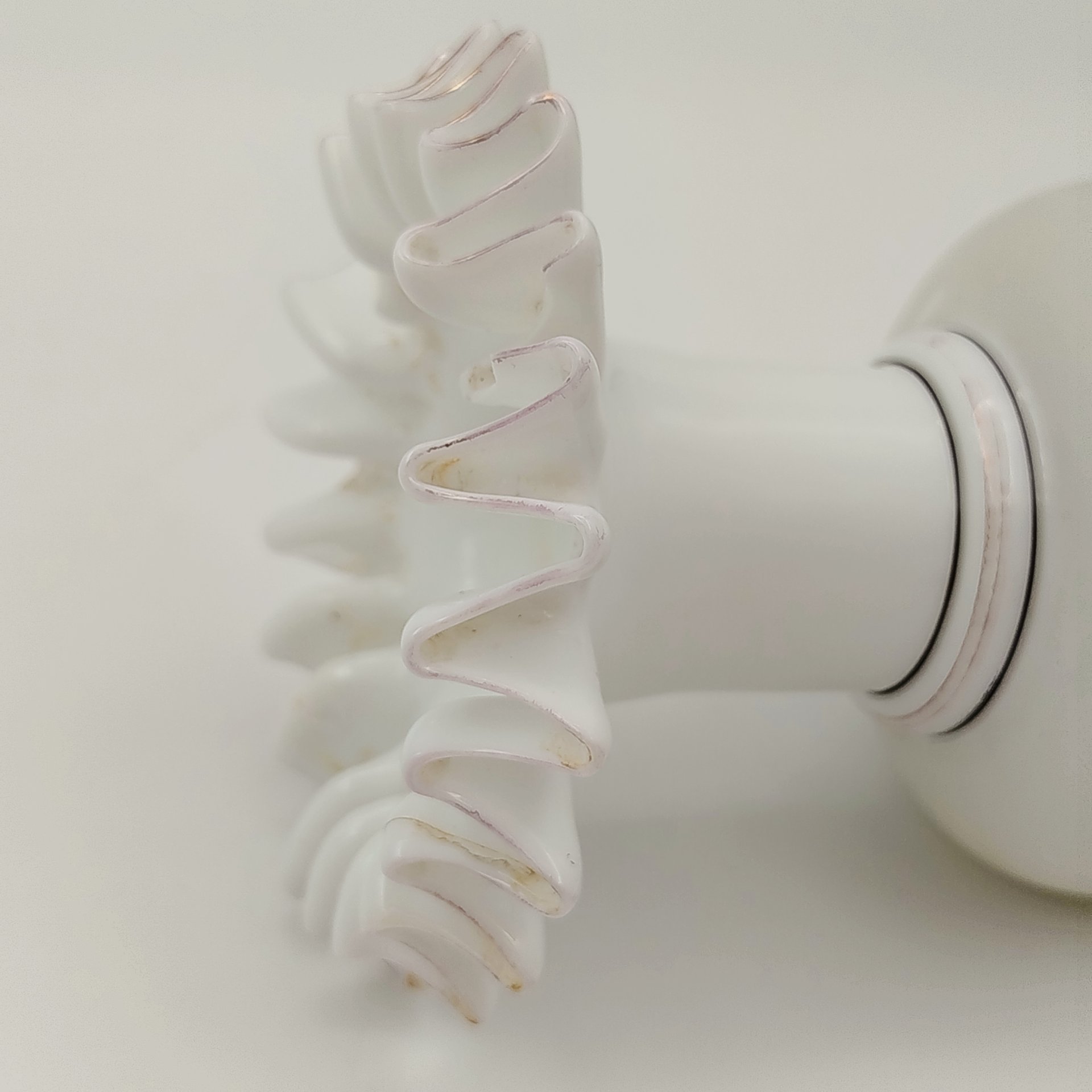 Ваза миниатюрная с фестончатым краем и декором в виде полевых цветов