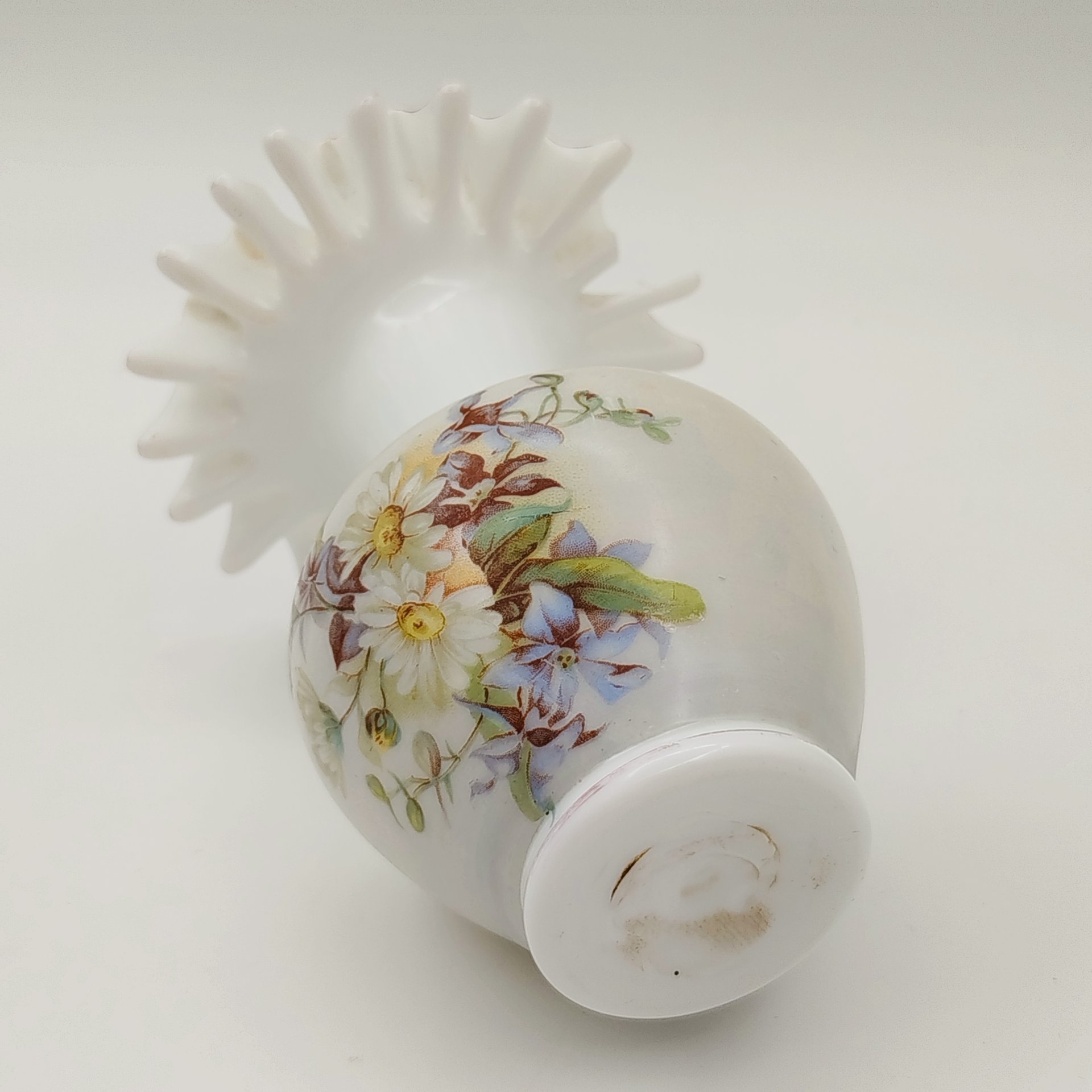 Ваза миниатюрная с фестончатым краем и декором в виде полевых цветов