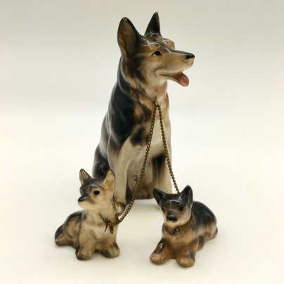 Статуэтка немецкой овчарки с двумя щенками на цепочке, фаянс, роспись, металл, Западная Европа, 1970-1990 гг.