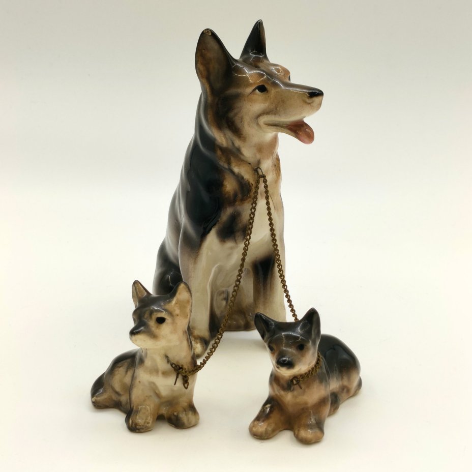 Статуэтка немецкой овчарки с двумя щенками на цепочке, фаянс, роспись, металл, Западная Европа, 1970-1990 гг.