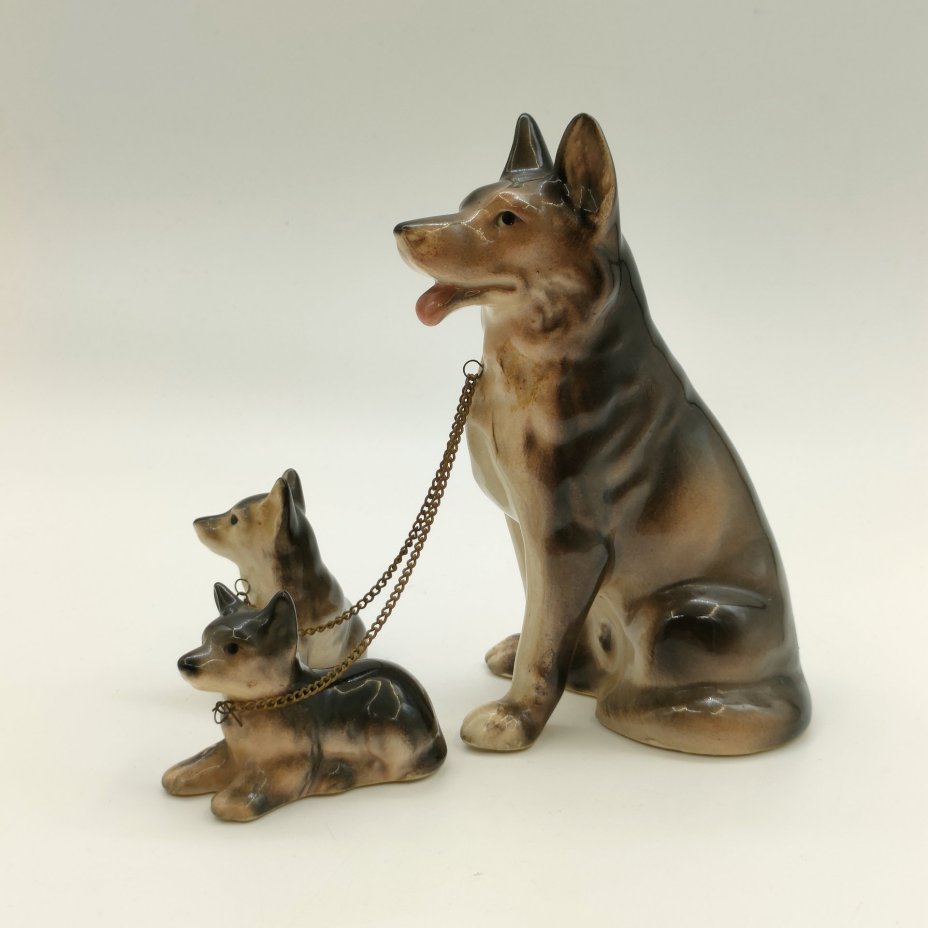 Статуэтка немецкой овчарки с двумя щенками на цепочке