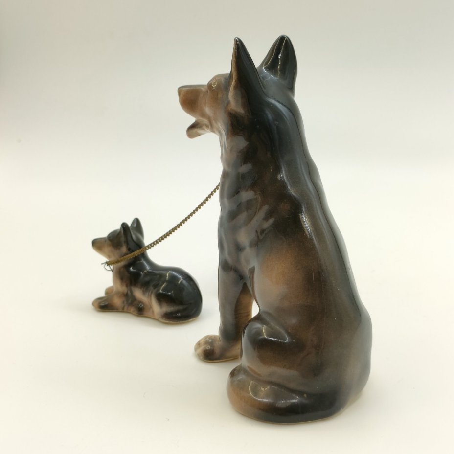 Статуэтка немецкой овчарки с двумя щенками на цепочке