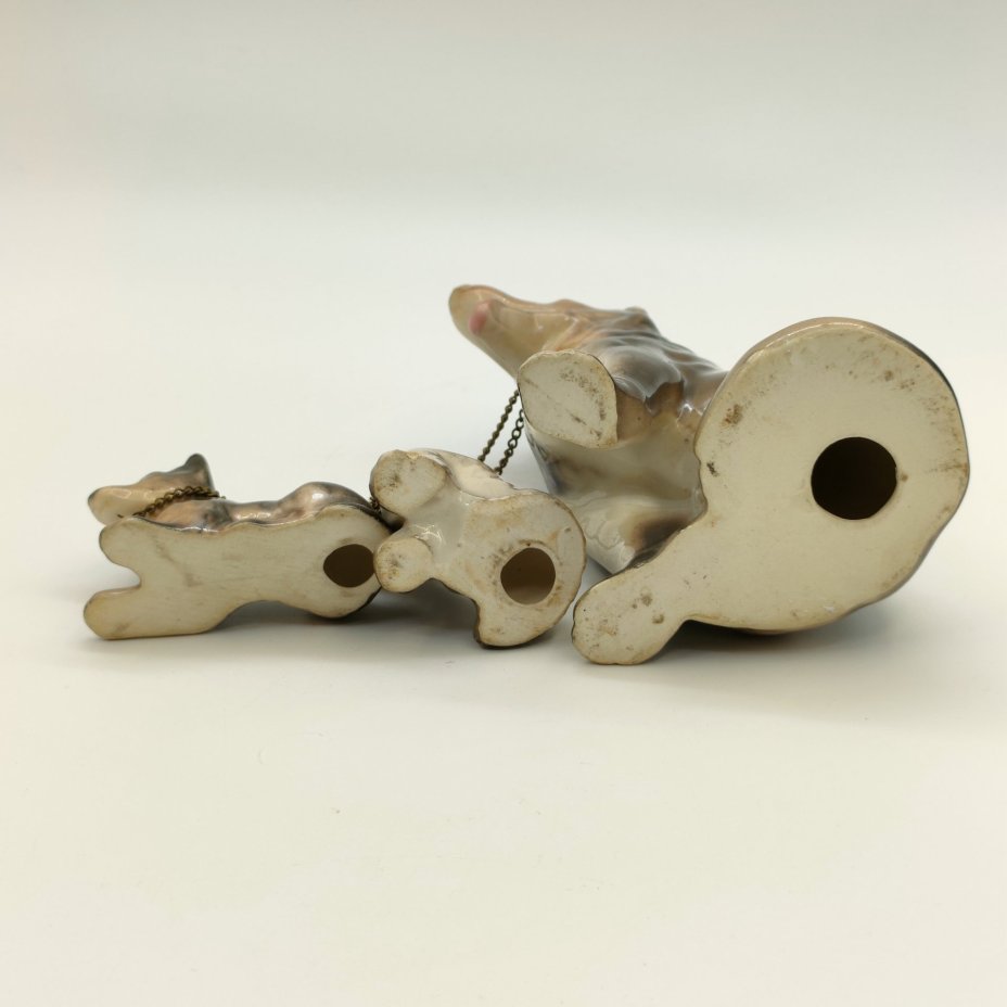 Статуэтка немецкой овчарки с двумя щенками на цепочке