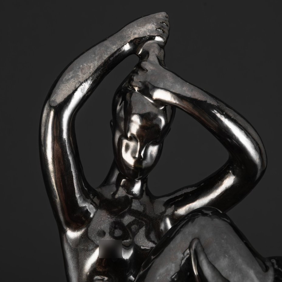 Скульптура «Девушка, расчесывающая волосы» («Отжимающая волосы»), автор Николай Андреевич Силис, керамика, поливы, Гжельский керамический завод, СССР, 1960-1970 гг.