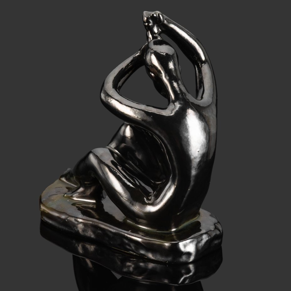 Скульптура «Девушка, расчесывающая волосы» («Отжимающая волосы»), автор Николай Андреевич Силис, керамика, поливы, Гжельский керамический завод, СССР, 1960-1970 гг.