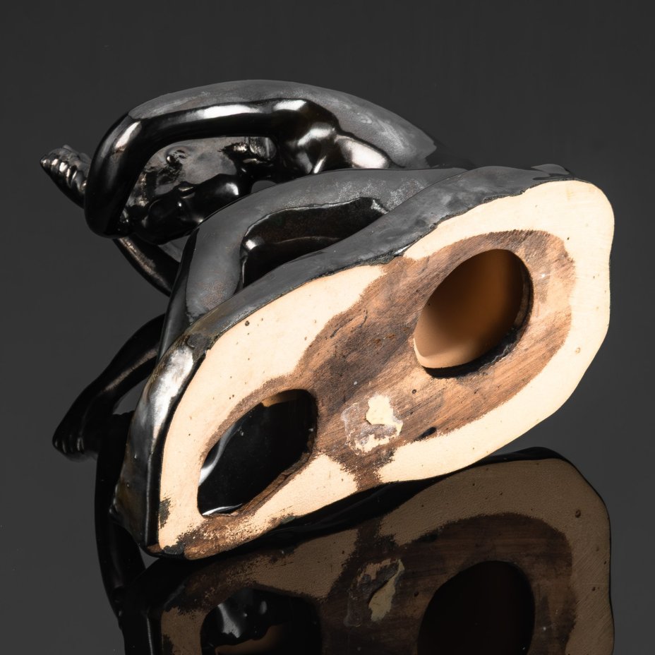 Скульптура «Девушка, расчесывающая волосы» («Отжимающая волосы»), автор Николай Андреевич Силис, керамика, поливы, Гжельский керамический завод, СССР, 1960-1970 гг.