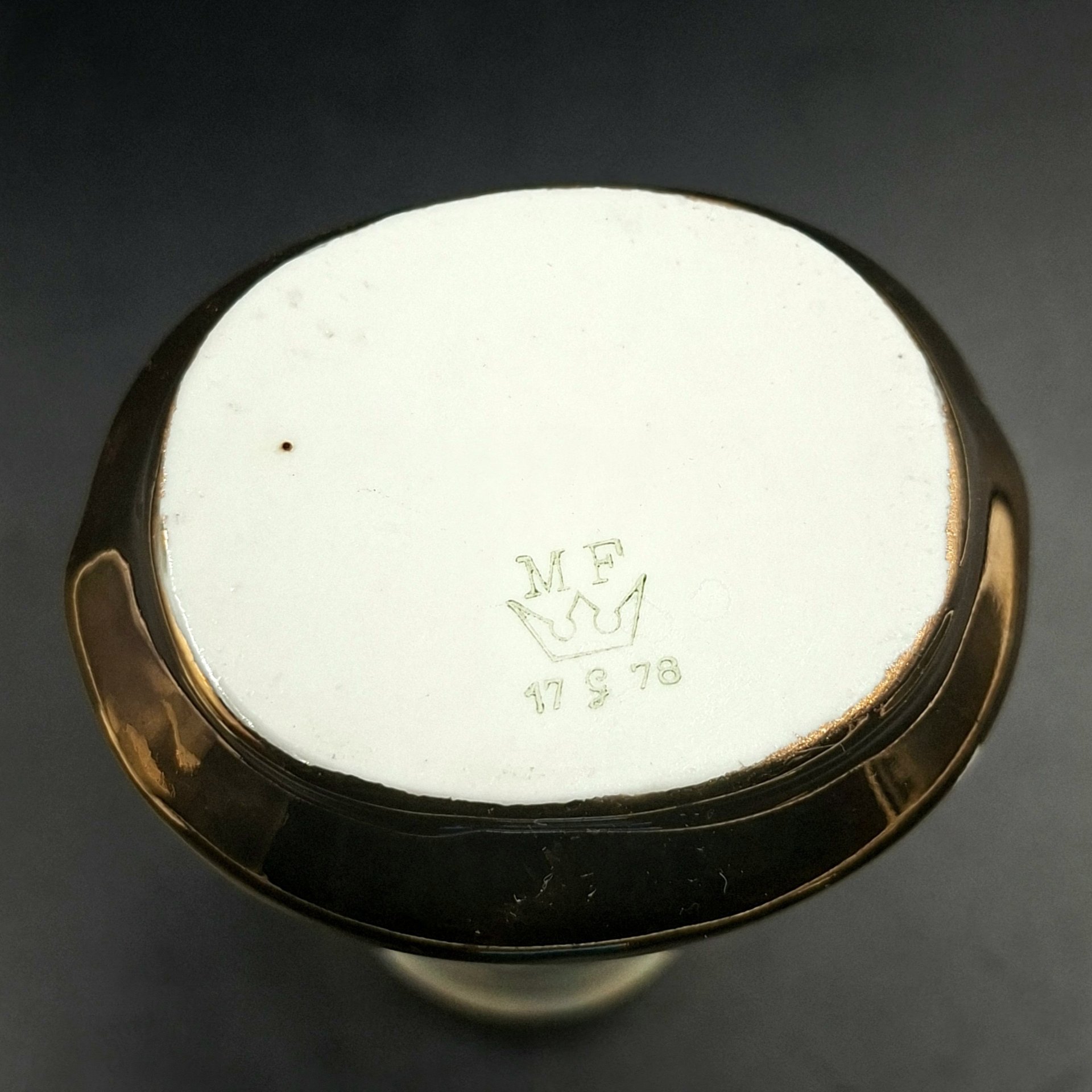 Вазочка "Мадонна" с продолговатыми ручками, "Margarete Freitag", фарфор, деколь, люстр, золочение, ГДР, 1945-1956 гг.