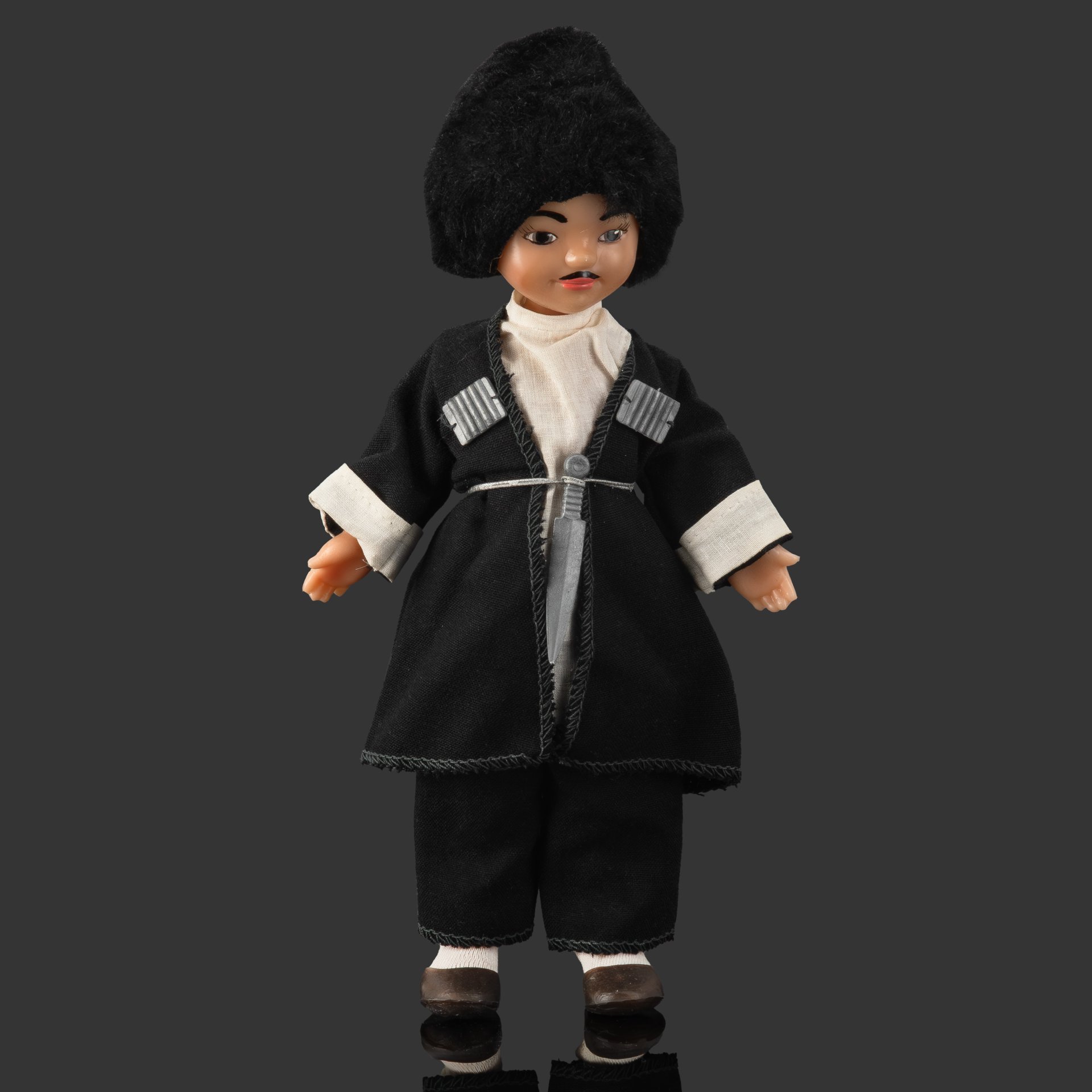 Кукла сувенирная "Дато" в грузинском национальном костюме, автор Марианна Мотовилова, полиэтилен, текстиль, крашение, роспись, Фабрика «Ленигрушка», СССР, 1970-1980 гг.