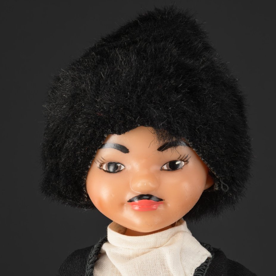 Кукла сувенирная "Дато" в грузинском национальном костюме, автор Марианна Мотовилова, полиэтилен, текстиль, крашение, роспись, Фабрика «Ленигрушка», СССР, 1970-1980 гг.