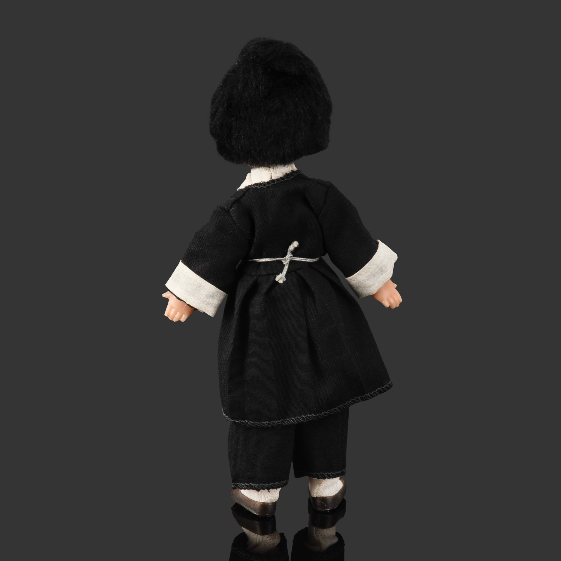 Кукла сувенирная "Дато" в грузинском национальном костюме, автор Марианна Мотовилова, полиэтилен, текстиль, крашение, роспись, Фабрика «Ленигрушка», СССР, 1970-1980 гг.