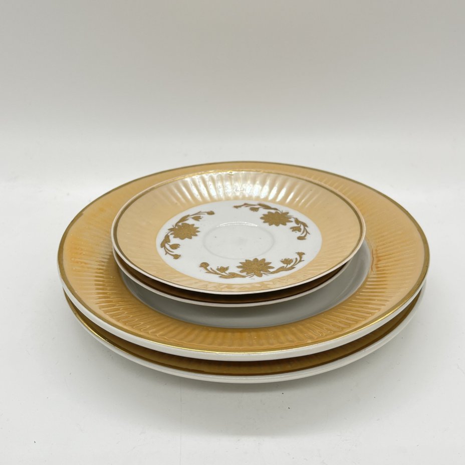 Набор из 2 десертных тарелок и 2 блюдец в золотистой гамме, фарфор, деколь, золочение, Барановский фарфоровый завод, СССР, 1970-1991 гг.