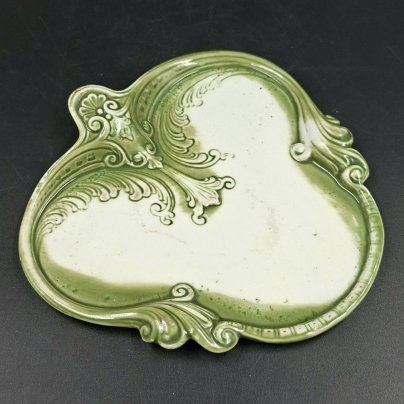 Подставка в форме трилистника с рельефным декором, фарфор, крытье, Западная Европа, 1900-1940 гг.