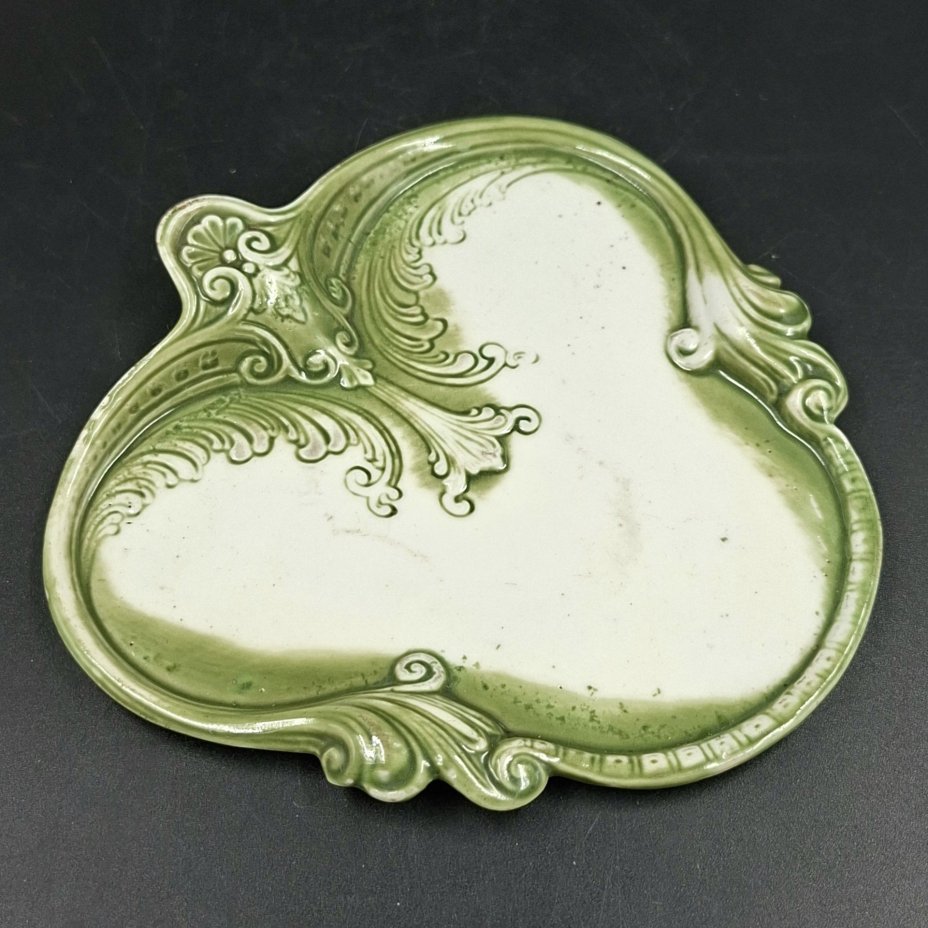 Подставка в форме трилистника с рельефным декором, фарфор, крытье, Западная Европа, 1900-1940 гг.