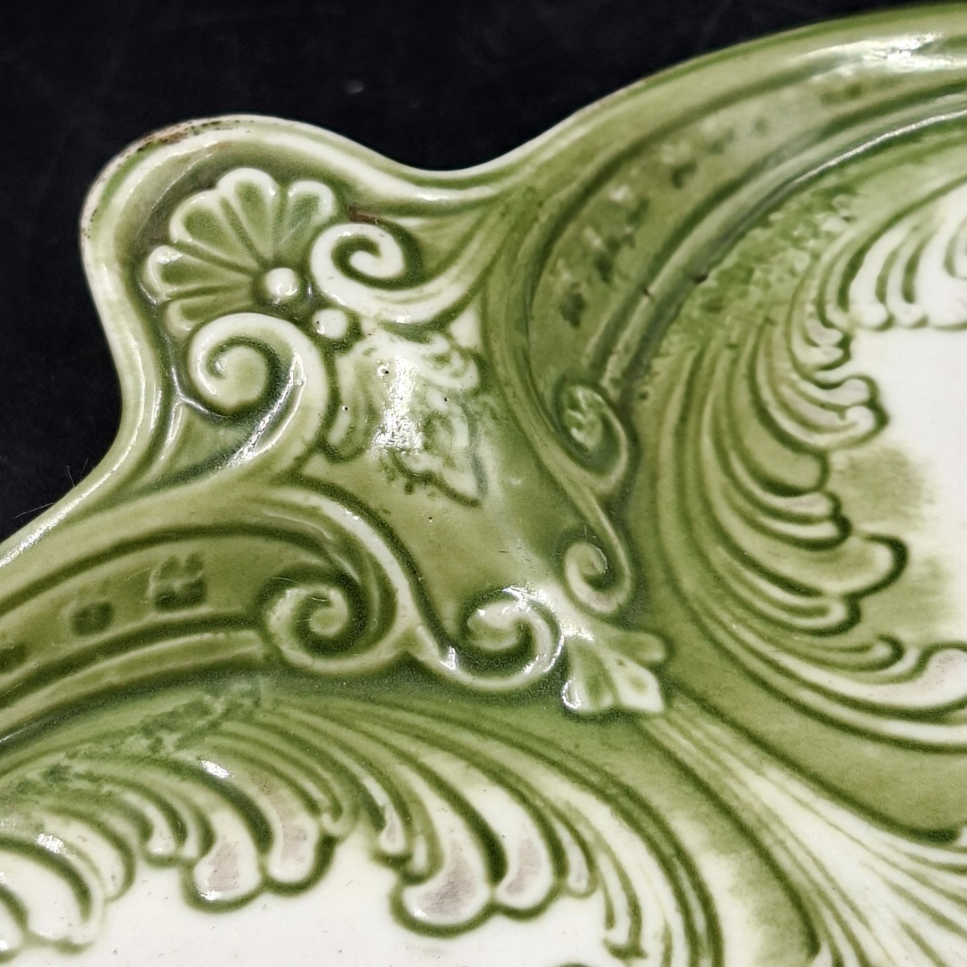 Подставка в форме трилистника с рельефным декором, фарфор, крытье, Западная Европа, 1900-1940 гг.