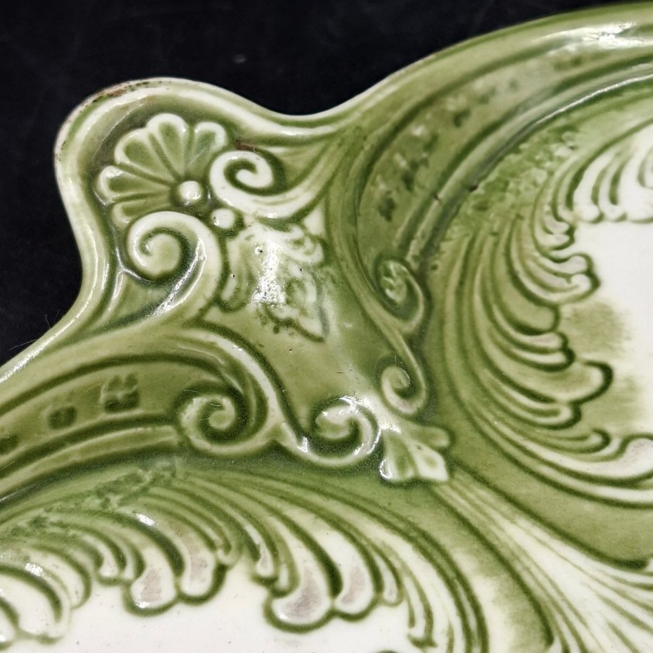 Подставка в форме трилистника с рельефным декором