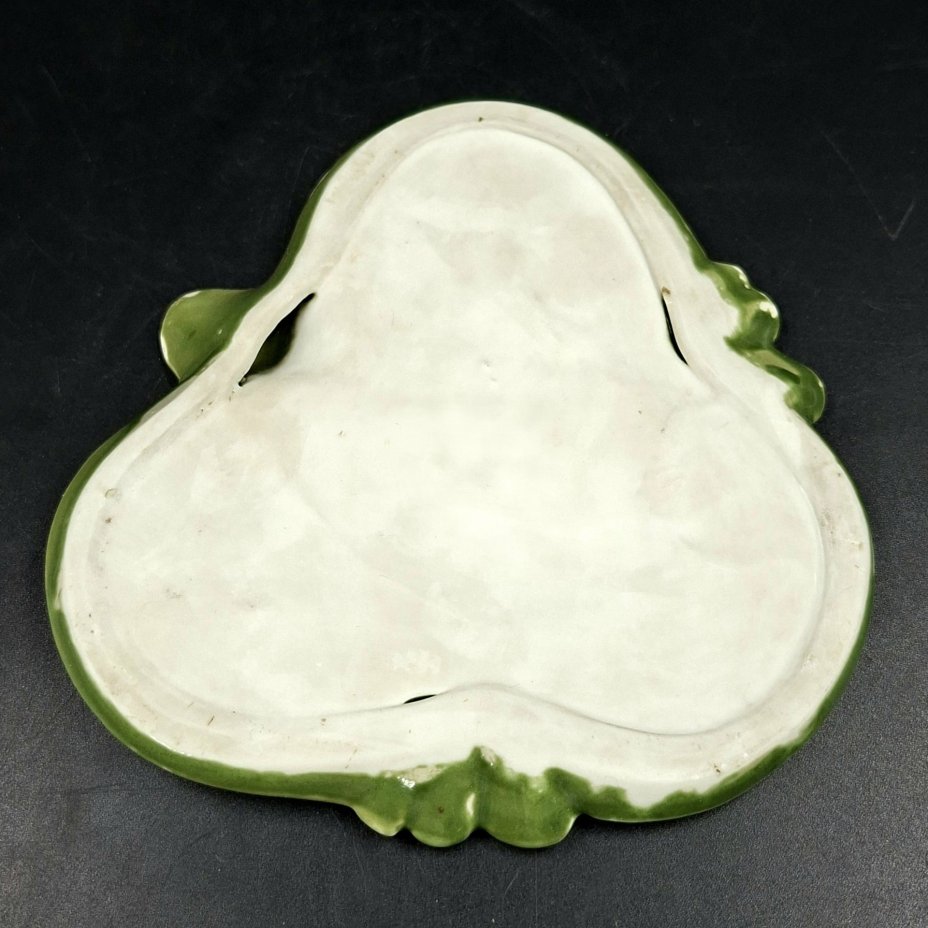 Подставка в форме трилистника с рельефным декором