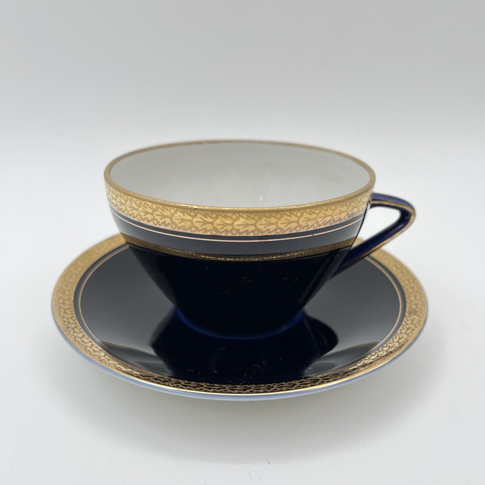 Пара чайная с растительным орнаментом, автор формы "Утро" В.Л. Семенов, фарфор, крытье кобальтом, золочение, Ленинградский фарфоровый завод (ЛФЗ), СССР, 1960-1970 гг.