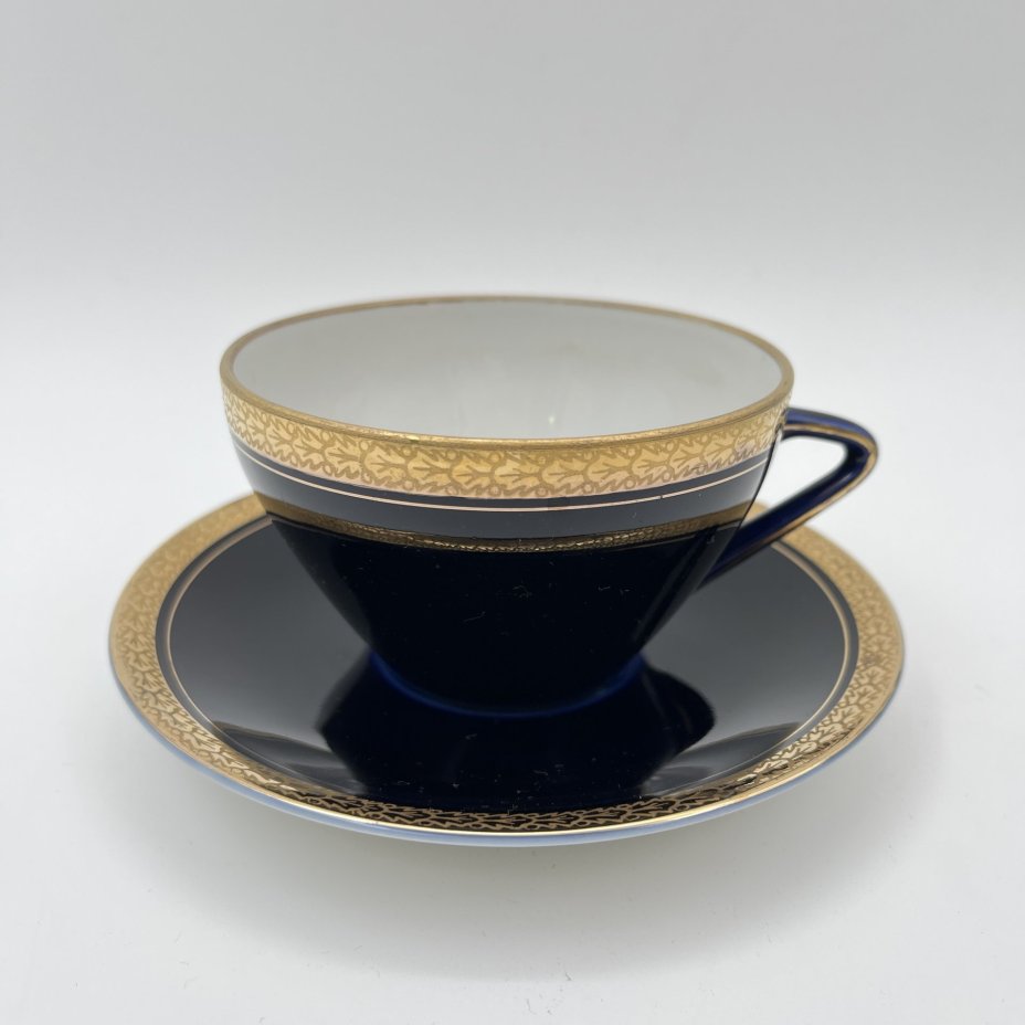 Пара чайная с растительным орнаментом, автор формы "Утро" В.Л. Семенов, фарфор, крытье кобальтом, золочение, Ленинградский фарфоровый завод (ЛФЗ), СССР, 1960-1970 гг.