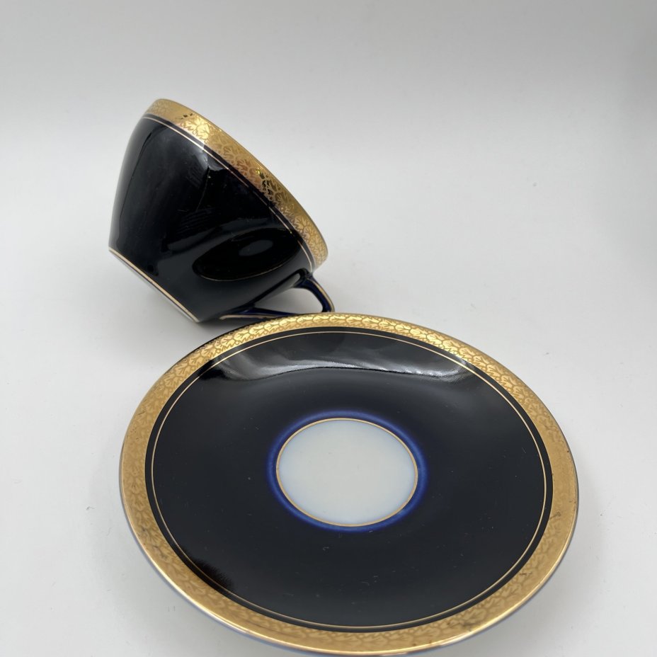 Пара чайная с растительным орнаментом, автор формы "Утро" В.Л. Семенов, фарфор, крытье кобальтом, золочение, Ленинградский фарфоровый завод (ЛФЗ), СССР, 1960-1970 гг.