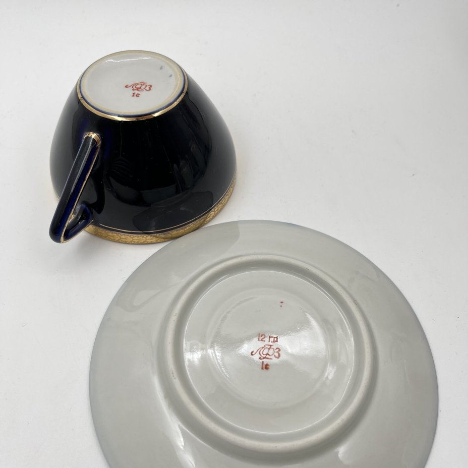 Пара чайная с растительным орнаментом, автор формы "Утро" В.Л. Семенов, фарфор, крытье кобальтом, золочение, Ленинградский фарфоровый завод (ЛФЗ), СССР, 1960-1970 гг.