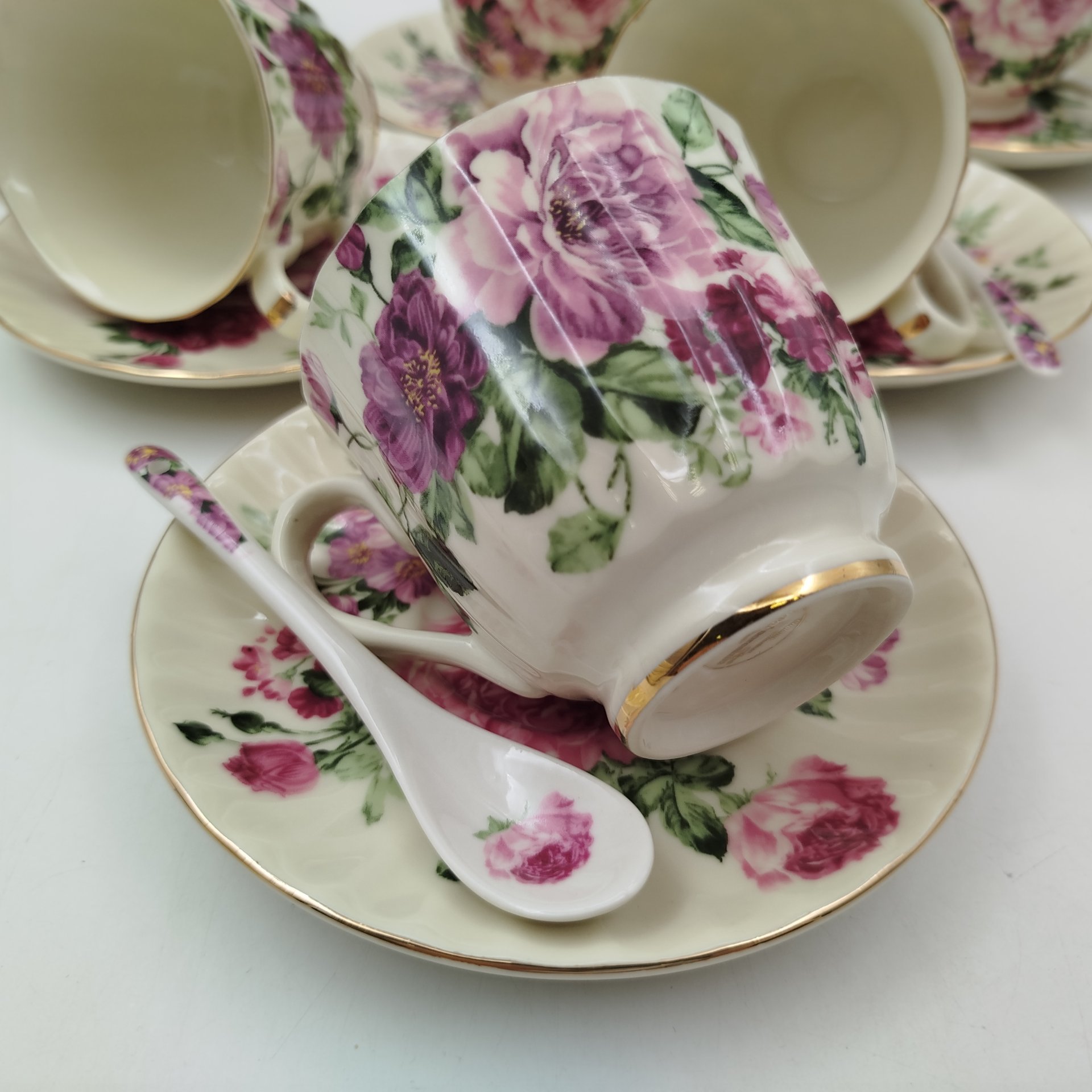 Сервиз чайный "Royal collection" с цветочным декором на 6 персон (6 чайных пар, 6 подставок и 6 ложек) в оригинальной коробке, фарфор, печать, Китай, 2000-2020 гг.
