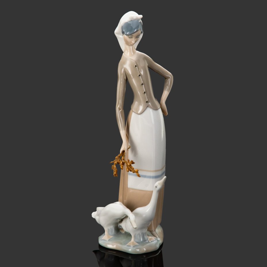 Статуэтка "Девушка с гусями", скульптор Juan Huerta, фарфор, роспись, Lladro, Lladro