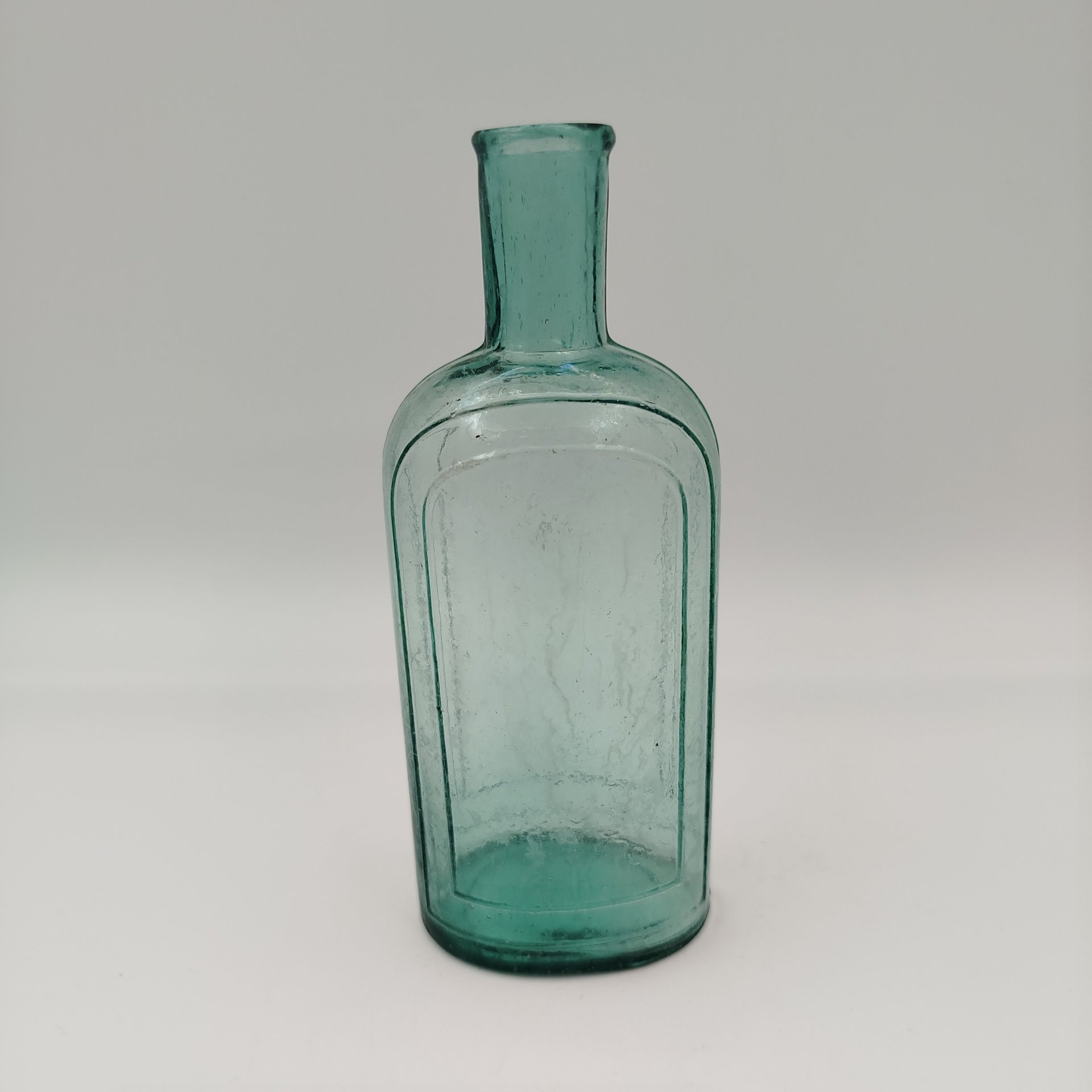 Флакон зеленоватого оттенка с филенками на тулове, стекло, Европа, 1900-1940 гг.