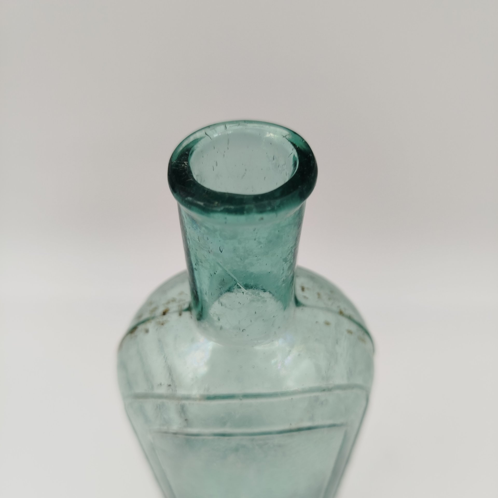 Флакон зеленоватого оттенка с филенками на тулове, стекло, Европа, 1900-1940 гг.