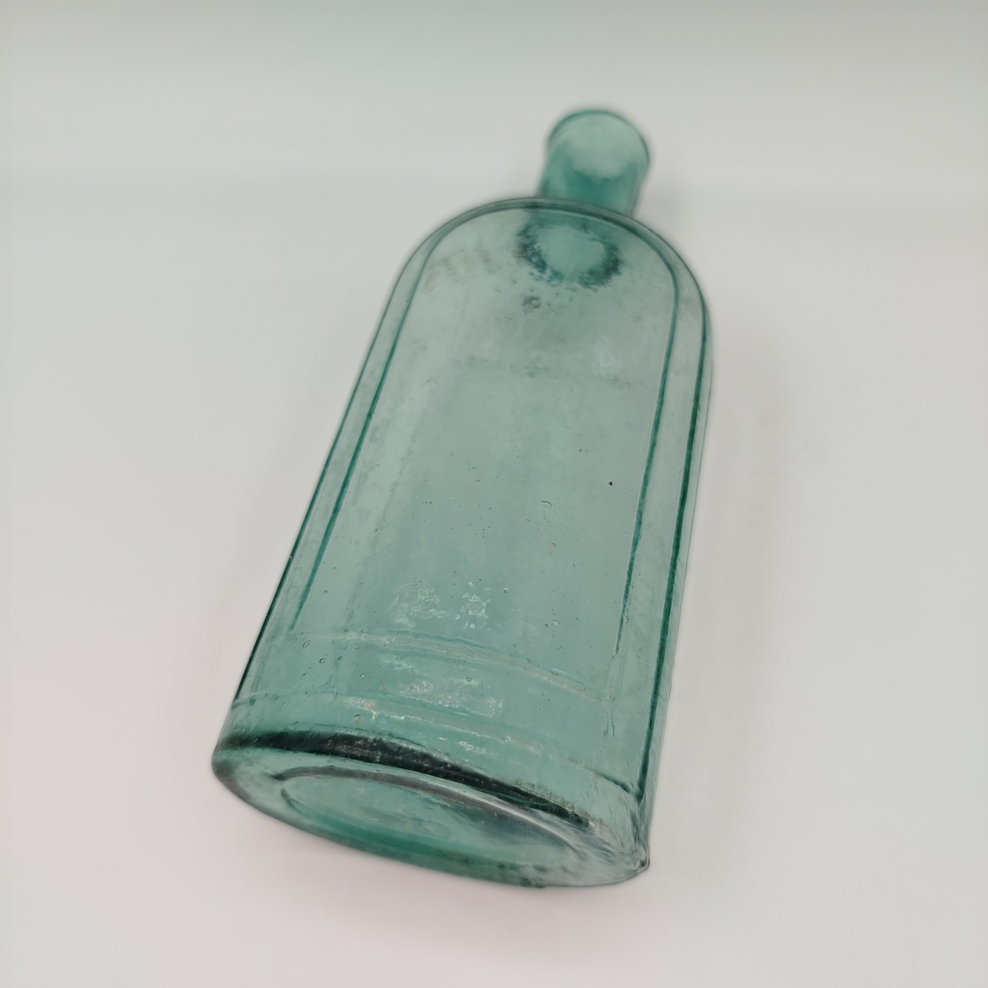 Флакон зеленоватого оттенка с филенками на тулове, стекло, Европа, 1900-1940 гг.