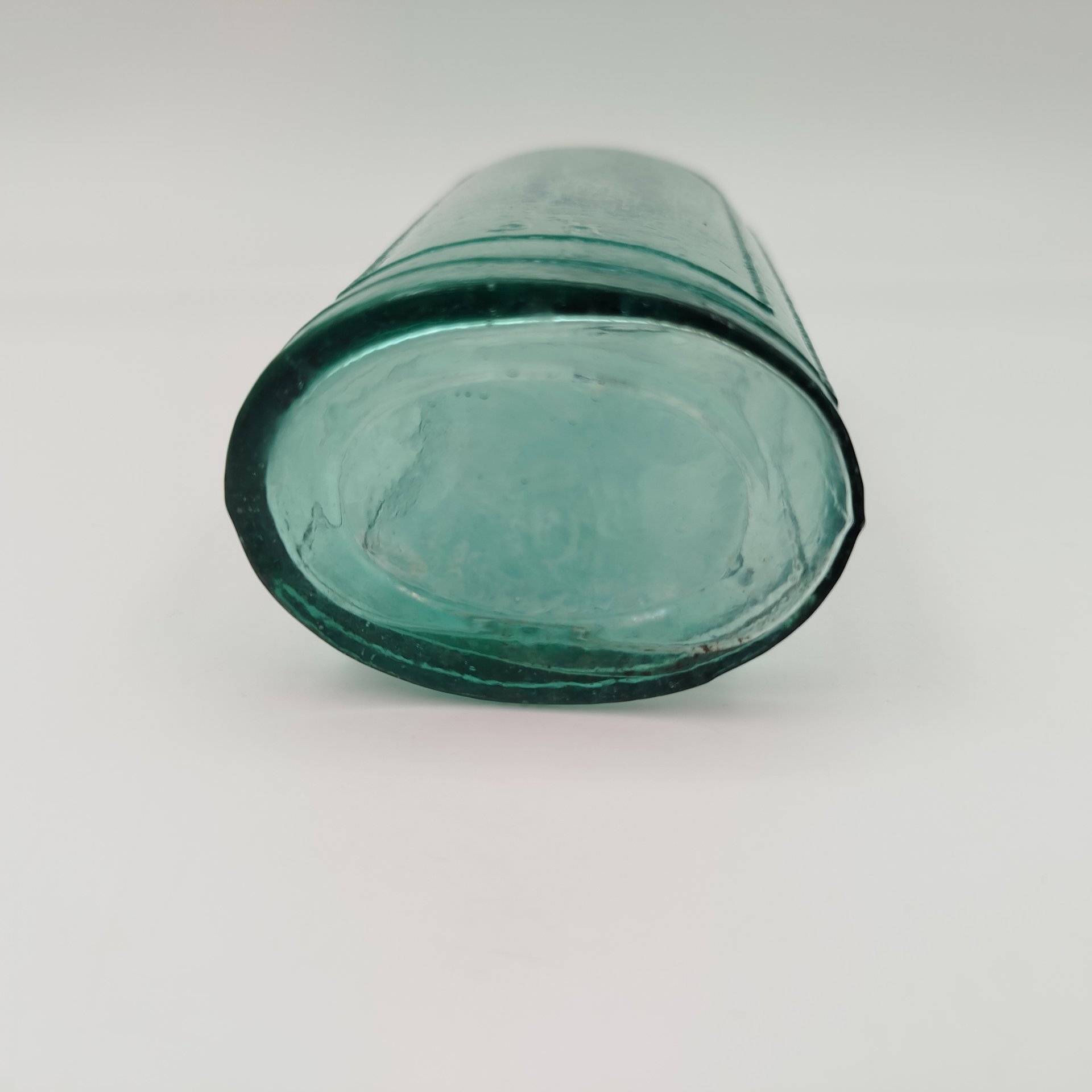 Флакон зеленоватого оттенка с филенками на тулове, стекло, Европа, 1900-1940 гг.