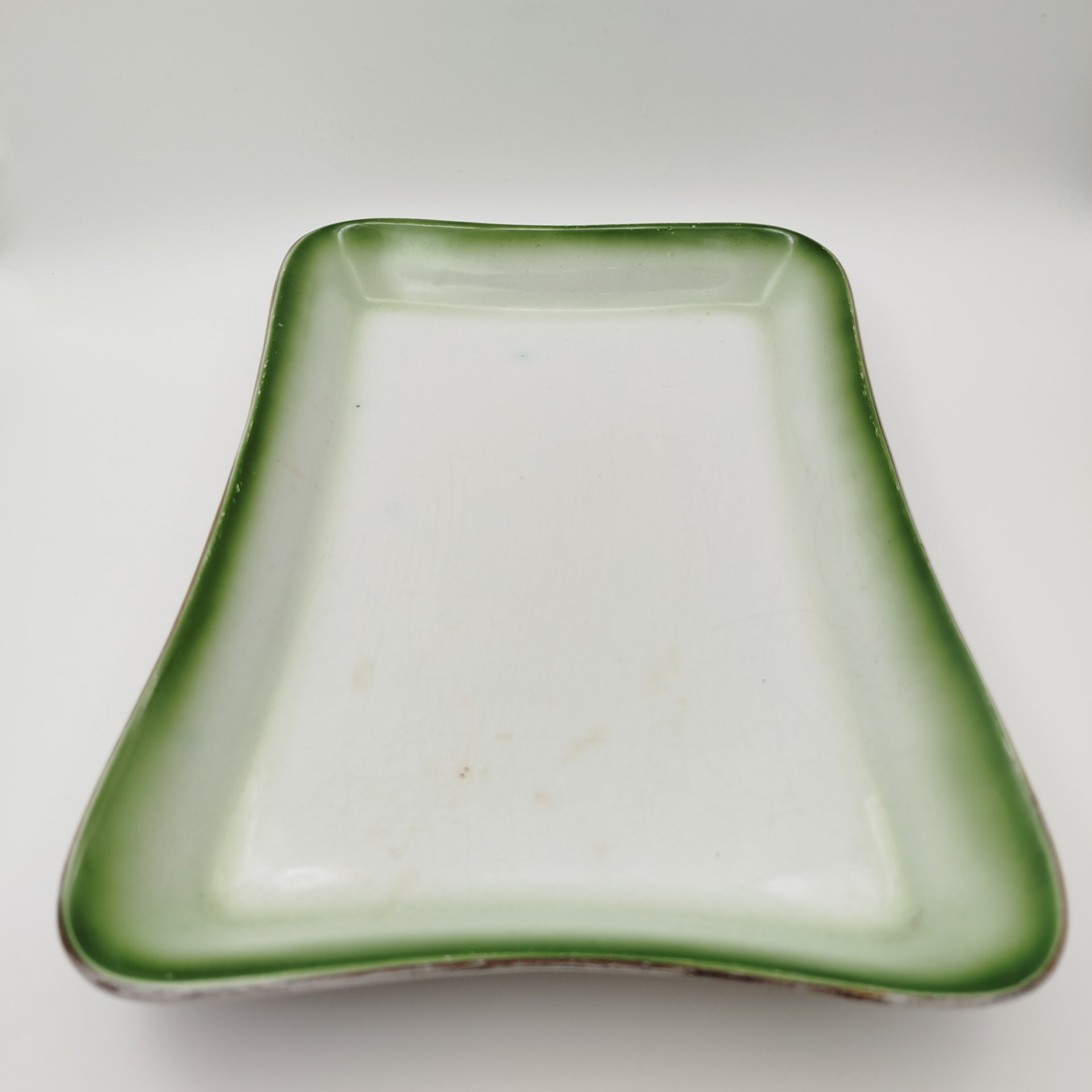 Блюдо прямоугольной формы с бортом зеленого цвета, фаянс, аэрография, золочение, Российская империя, 1890-1915 гг.