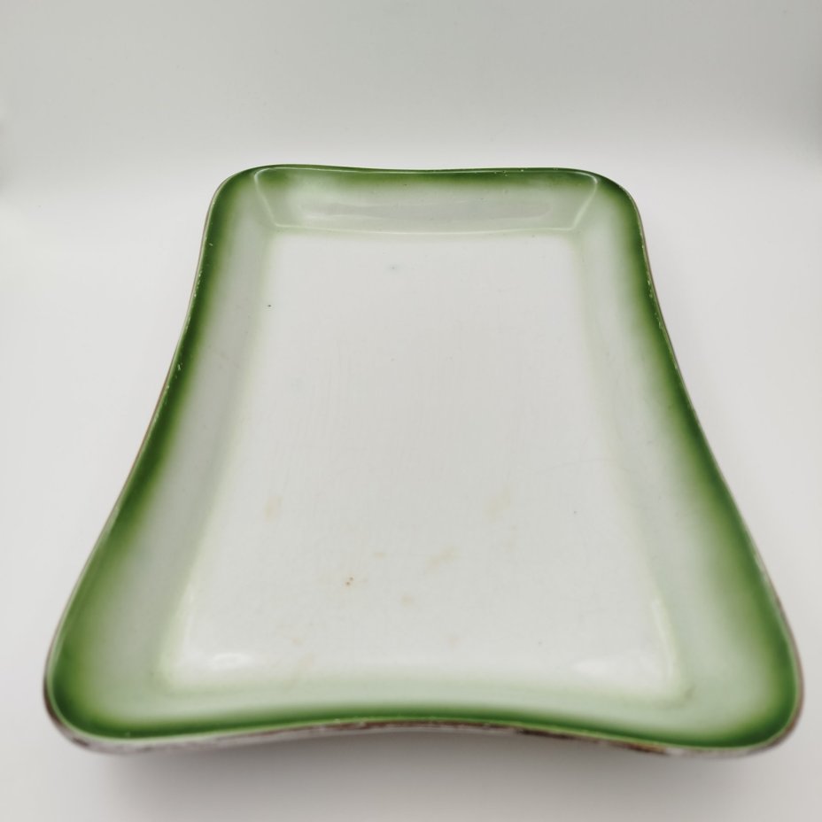 Блюдо прямоугольной формы с бортом зеленого цвета, фаянс, аэрография, золочение, Российская империя, 1890-1915 гг.