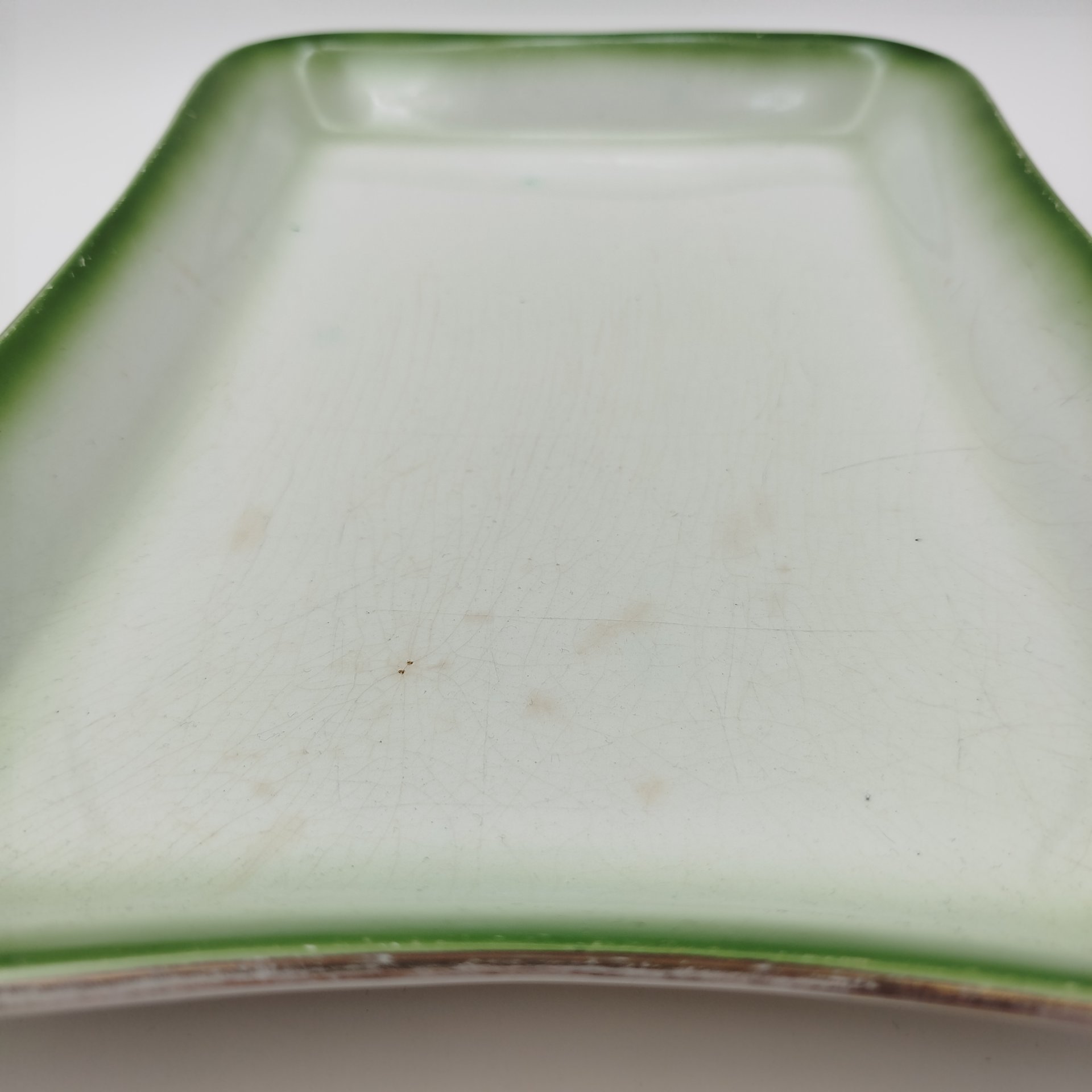 Блюдо прямоугольной формы с бортом зеленого цвета, фаянс, аэрография, золочение, Российская империя, 1890-1915 гг.