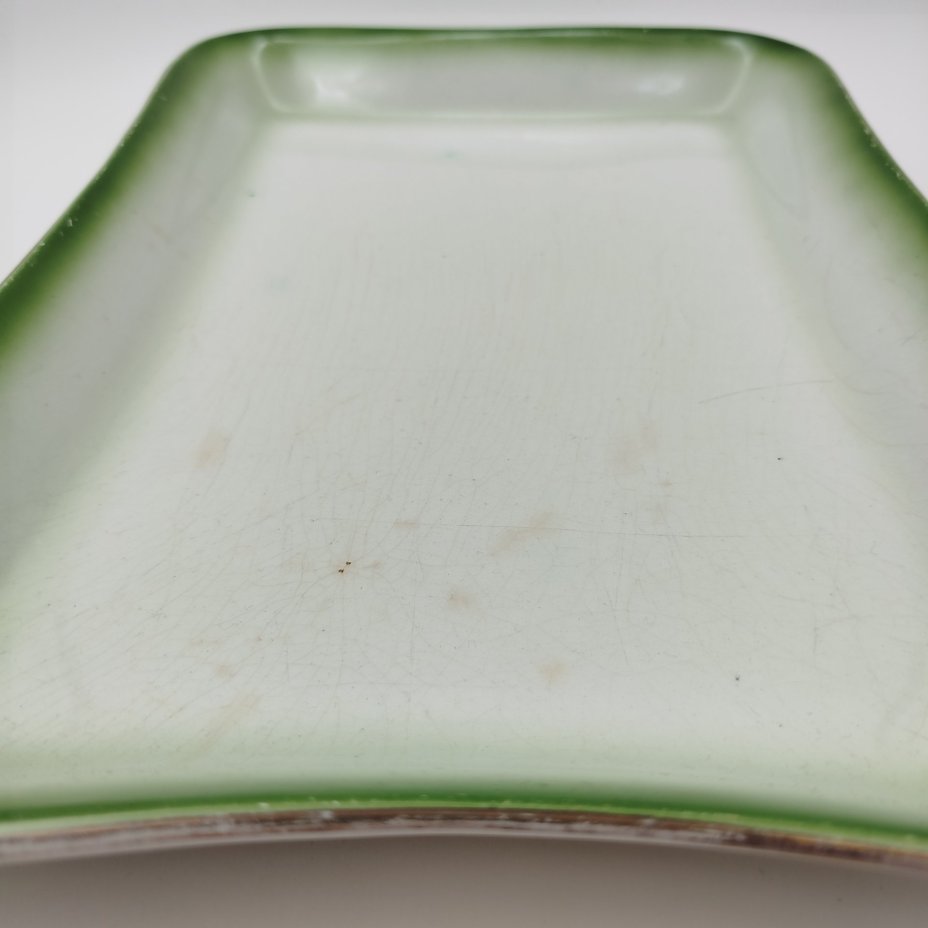 Блюдо прямоугольной формы с бортом зеленого цвета