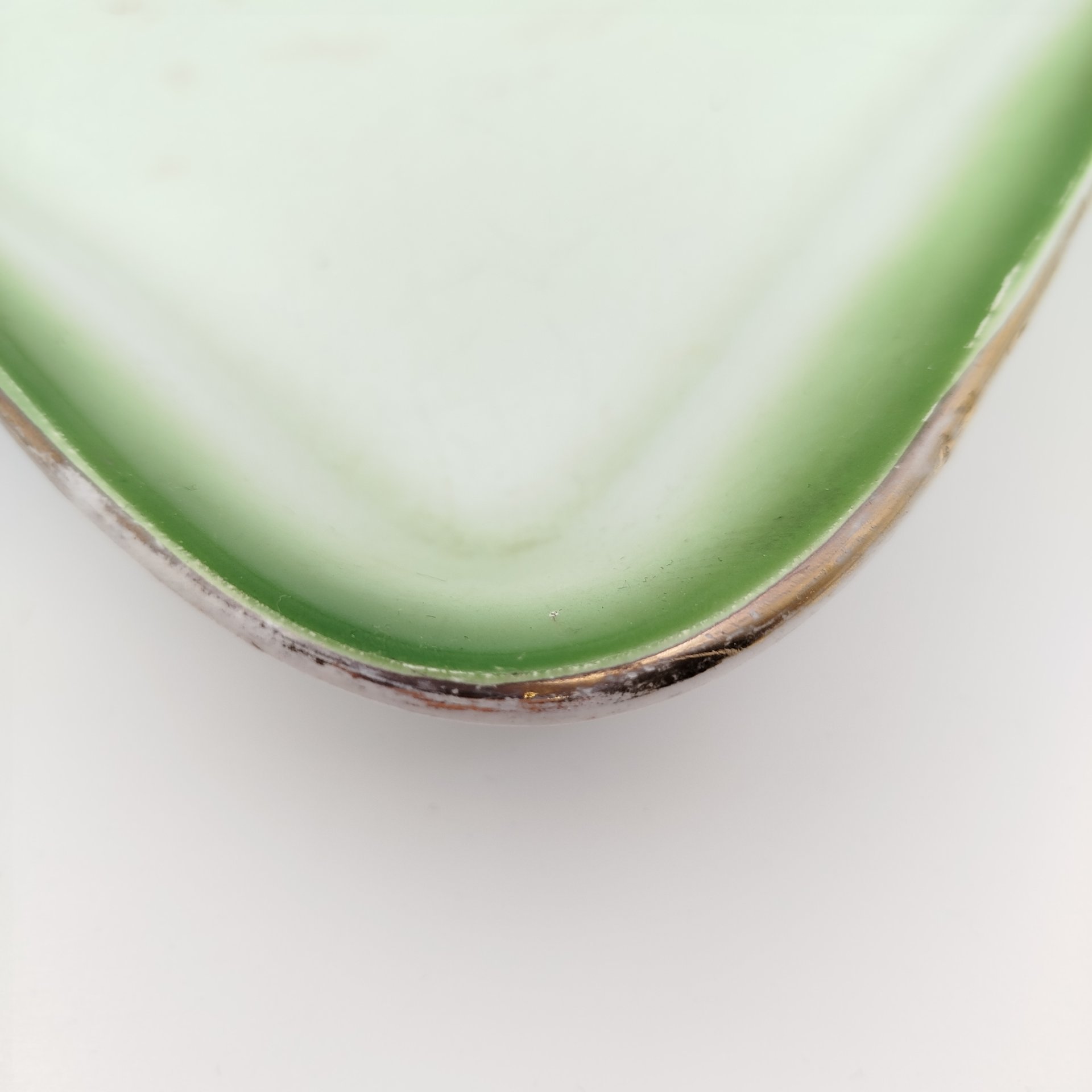 Блюдо прямоугольной формы с бортом зеленого цвета, фаянс, аэрография, золочение, Российская империя, 1890-1915 гг.