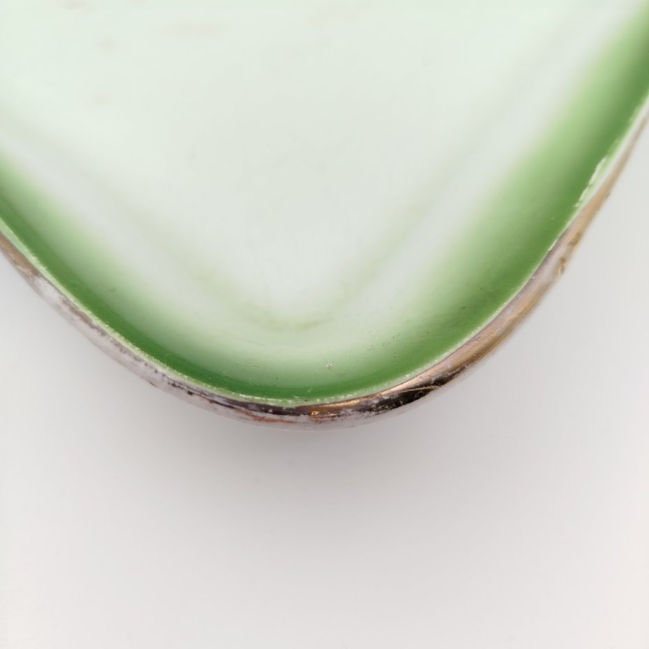 Блюдо прямоугольной формы с бортом зеленого цвета