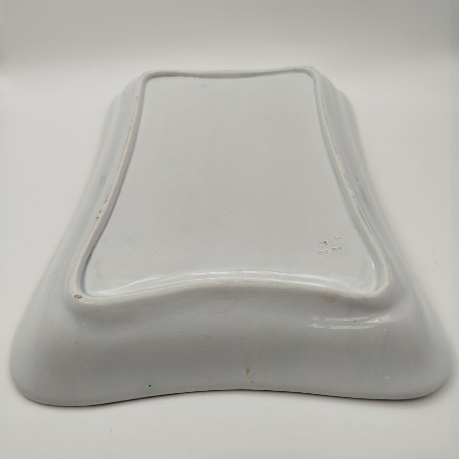 Блюдо прямоугольной формы с бортом зеленого цвета