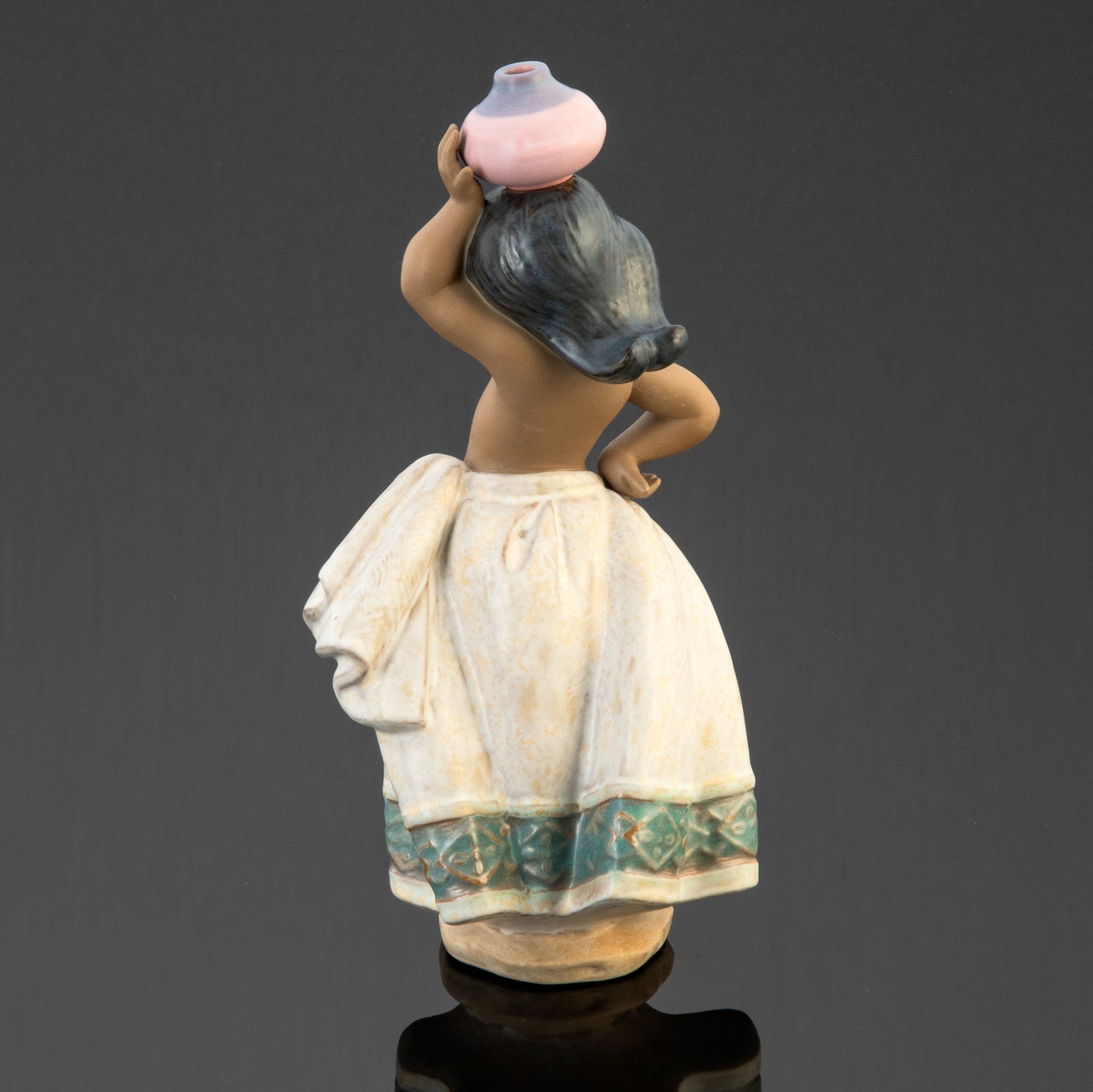 Статуэтка "Девушка с кувшином на голове", Lladro