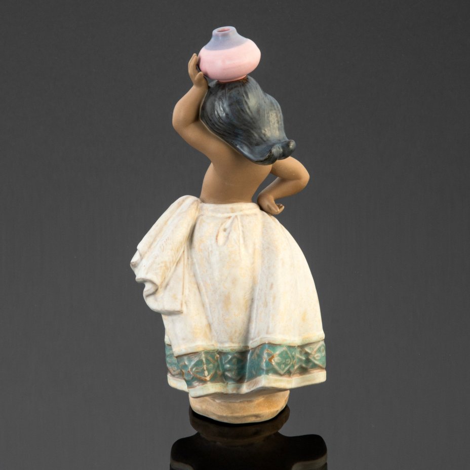 Статуэтка "Девушка с кувшином на голове", Lladro