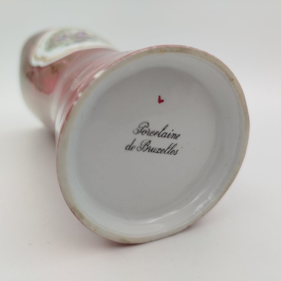 Ваза, украшенная галантной сценой, Porcelaine de Bruxelles, фарфор, крытьё, деколь, золочение