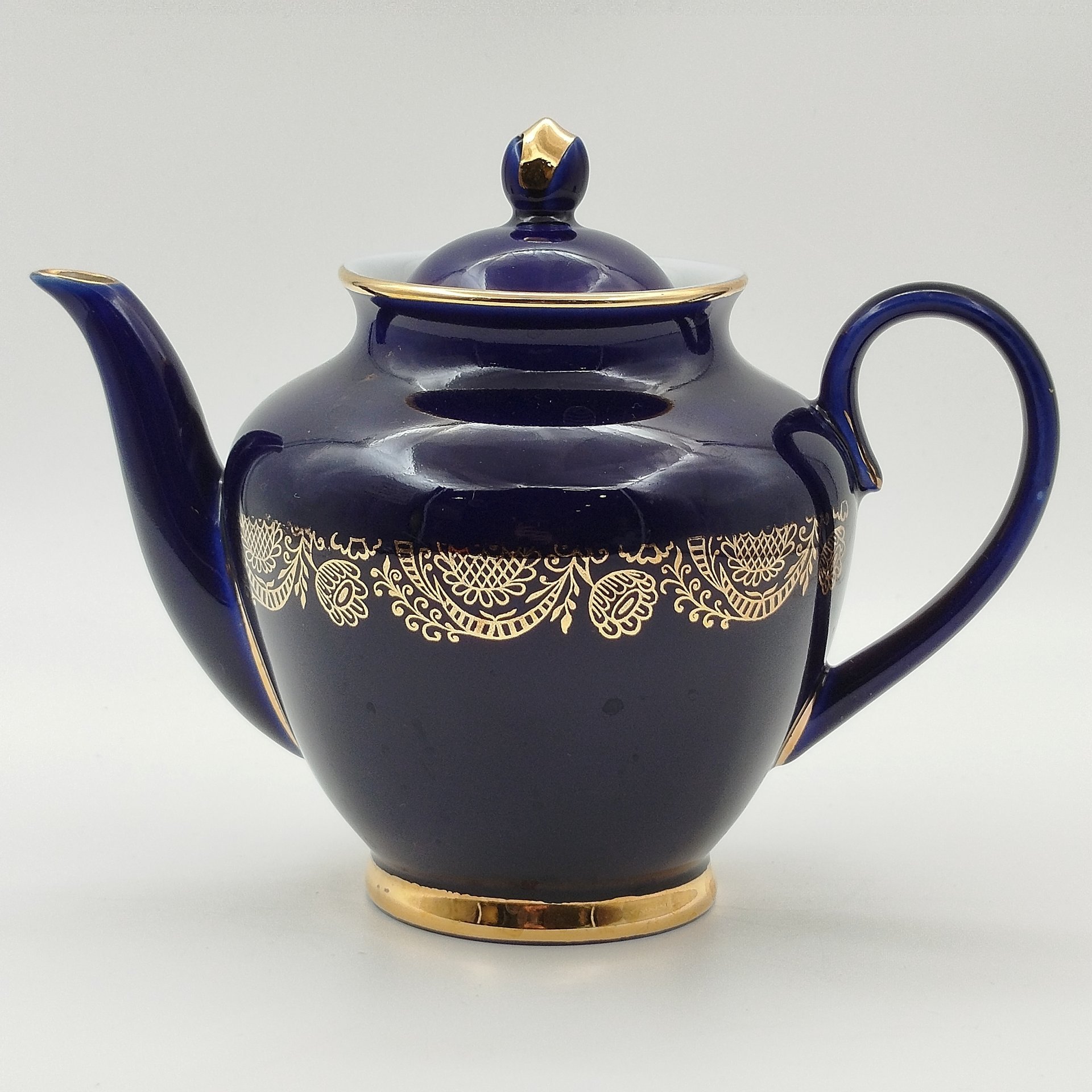 Чайник заварочный "Золотой фриз", автор Косенкова К.Г., фарфор, крытье кобальтом, золочение, Ленинградский фарфоровый завод (ЛФЗ), СССР, 1970-1991 гг.