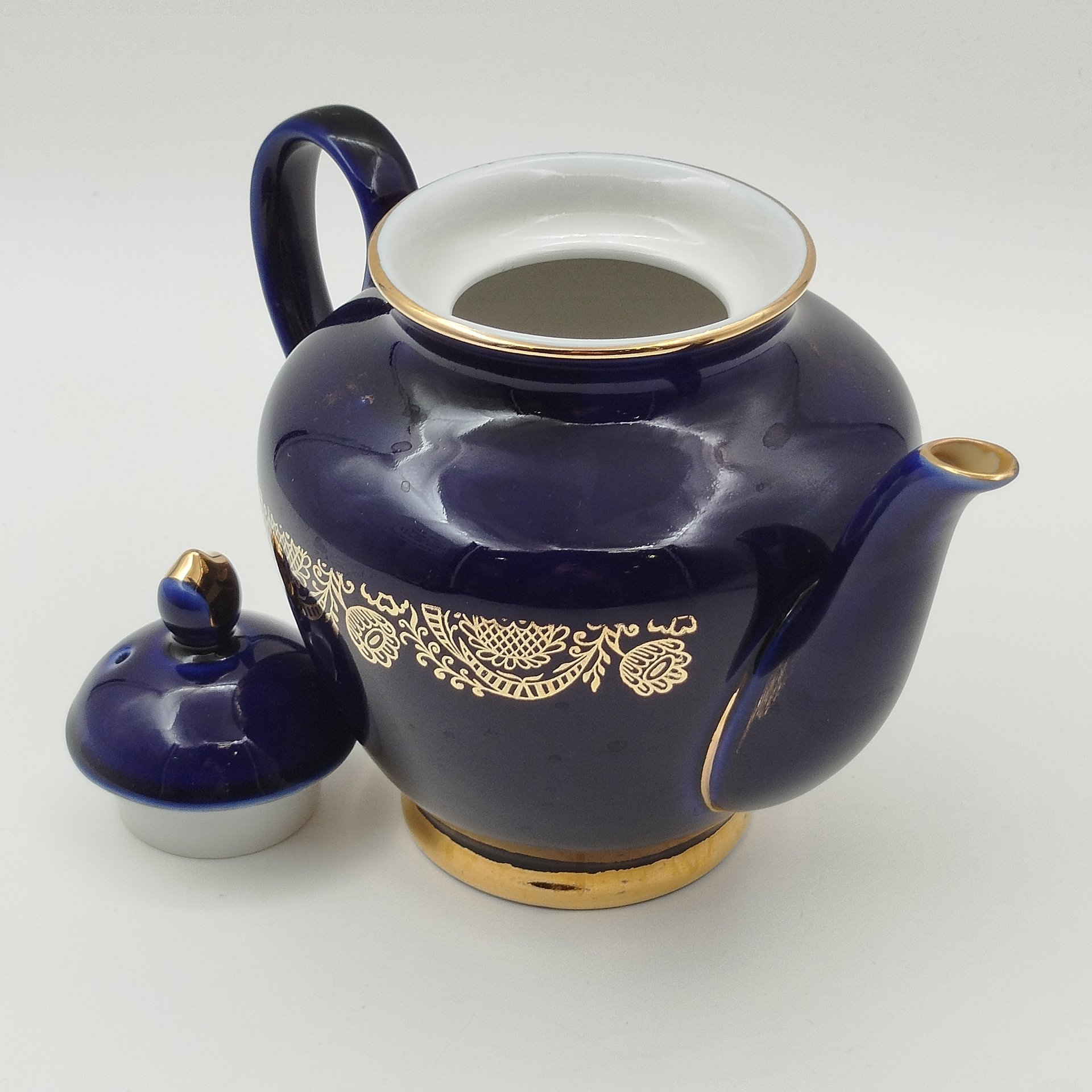 Чайник заварочный "Золотой фриз", автор Косенкова К.Г., фарфор, крытье кобальтом, золочение, Ленинградский фарфоровый завод (ЛФЗ), СССР, 1970-1991 гг.