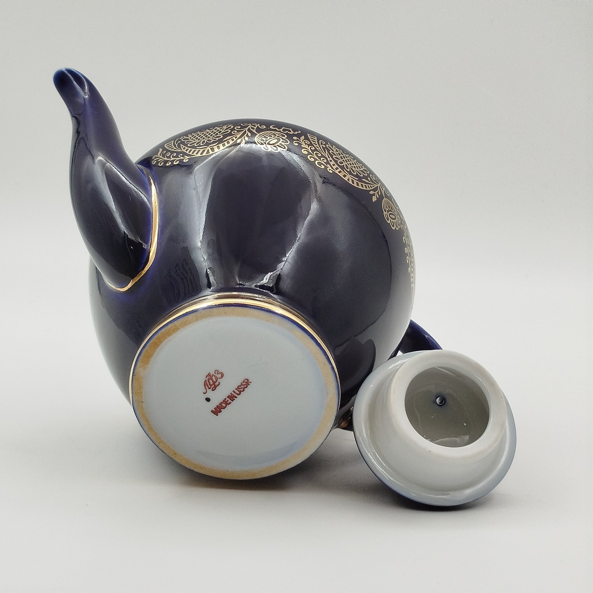 Чайник заварочный "Золотой фриз", автор Косенкова К.Г., фарфор, крытье кобальтом, золочение, Ленинградский фарфоровый завод (ЛФЗ), СССР, 1970-1991 гг.