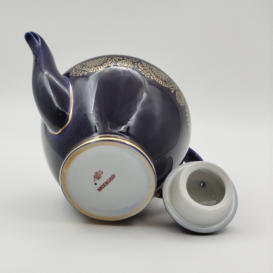 Чайник заварочный "Золотой фриз", автор Косенкова К.Г., фарфор, крытье кобальтом, золочение, Ленинградский фарфоровый завод (ЛФЗ), СССР, 1970-1991 гг.