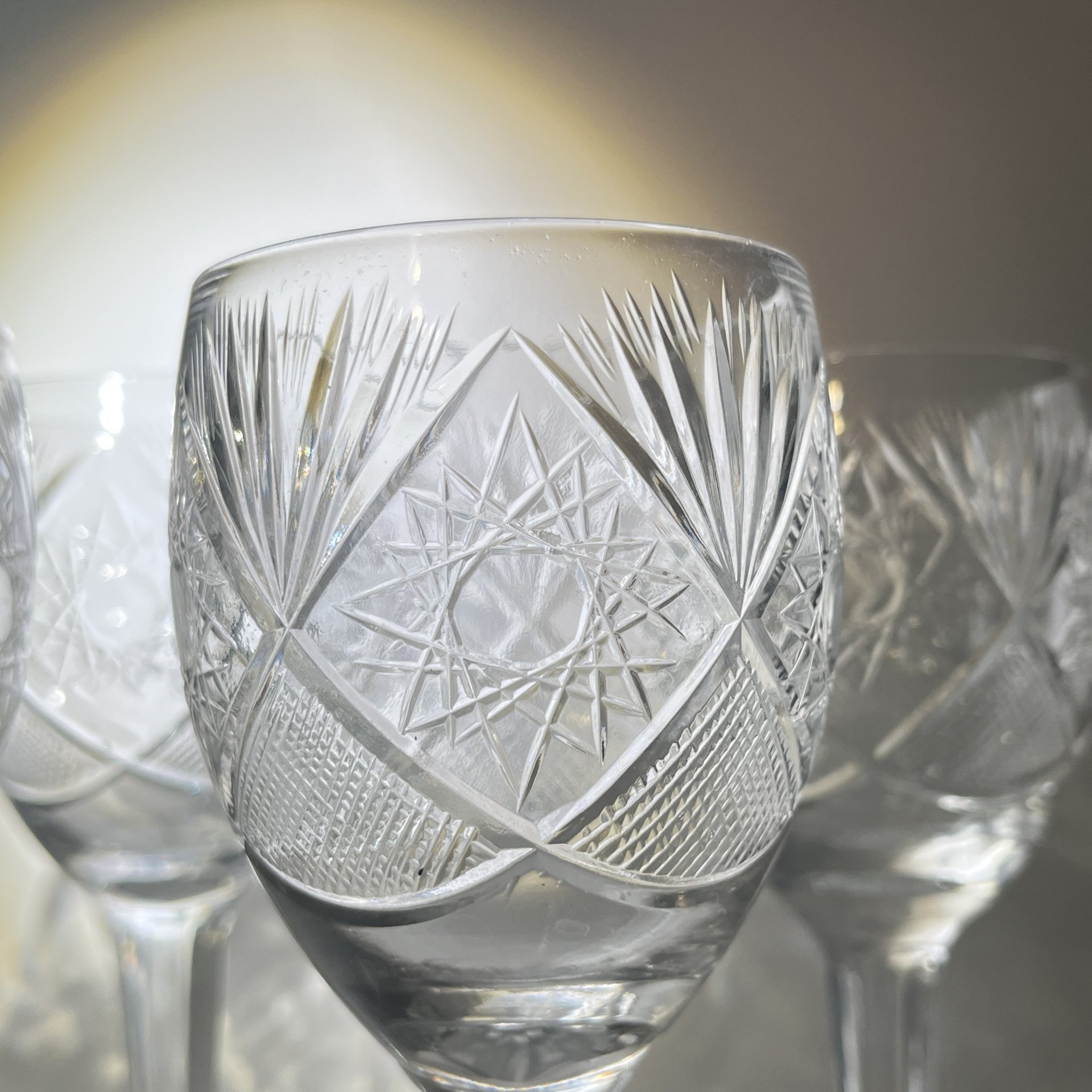 Набор из 4 бокалов с резным геометрическим декором