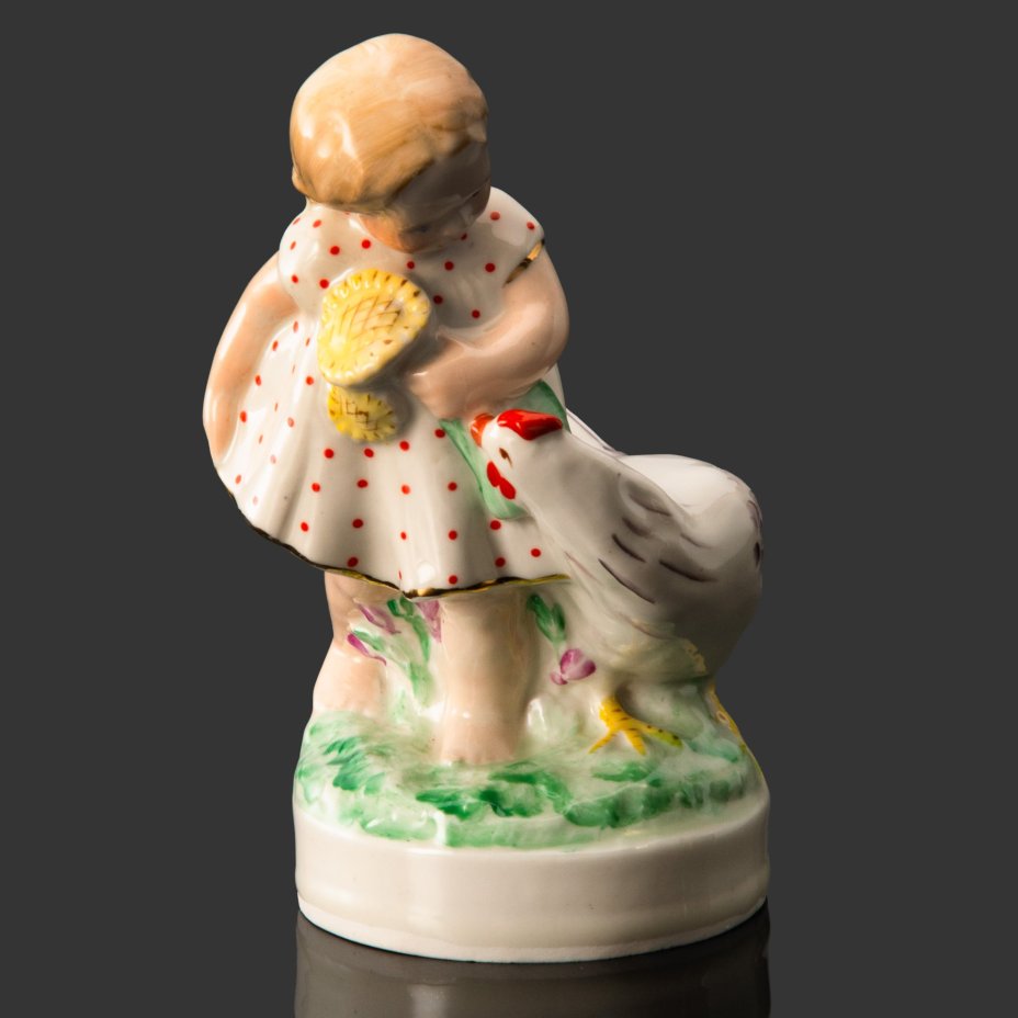Статуэтка "Девочка с курочкой" ("Подсолнух"), автор Беатрисе Карклиня, фарфор, роспись, золочение, Рижская фарфоровая фабрика Карла Якоба Ессена (J.K. Jessen), СССР, 1953-1962 гг.