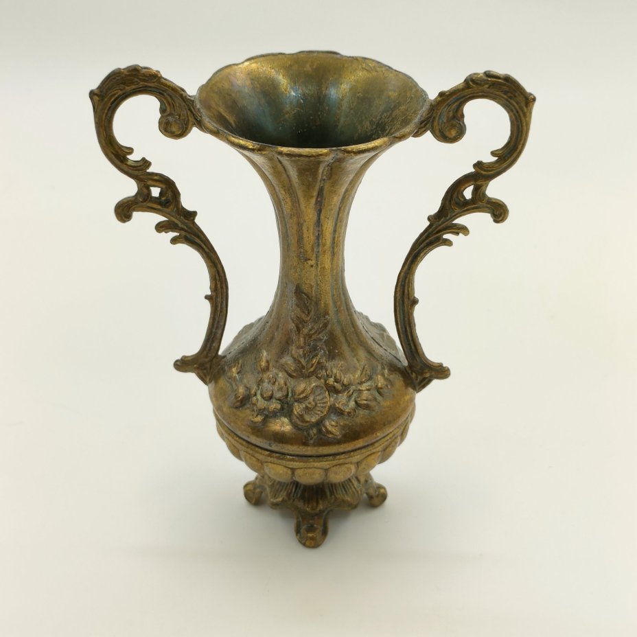 Вазочка изящной формы с двумя ручками, украшенная рельефным флоральным декором