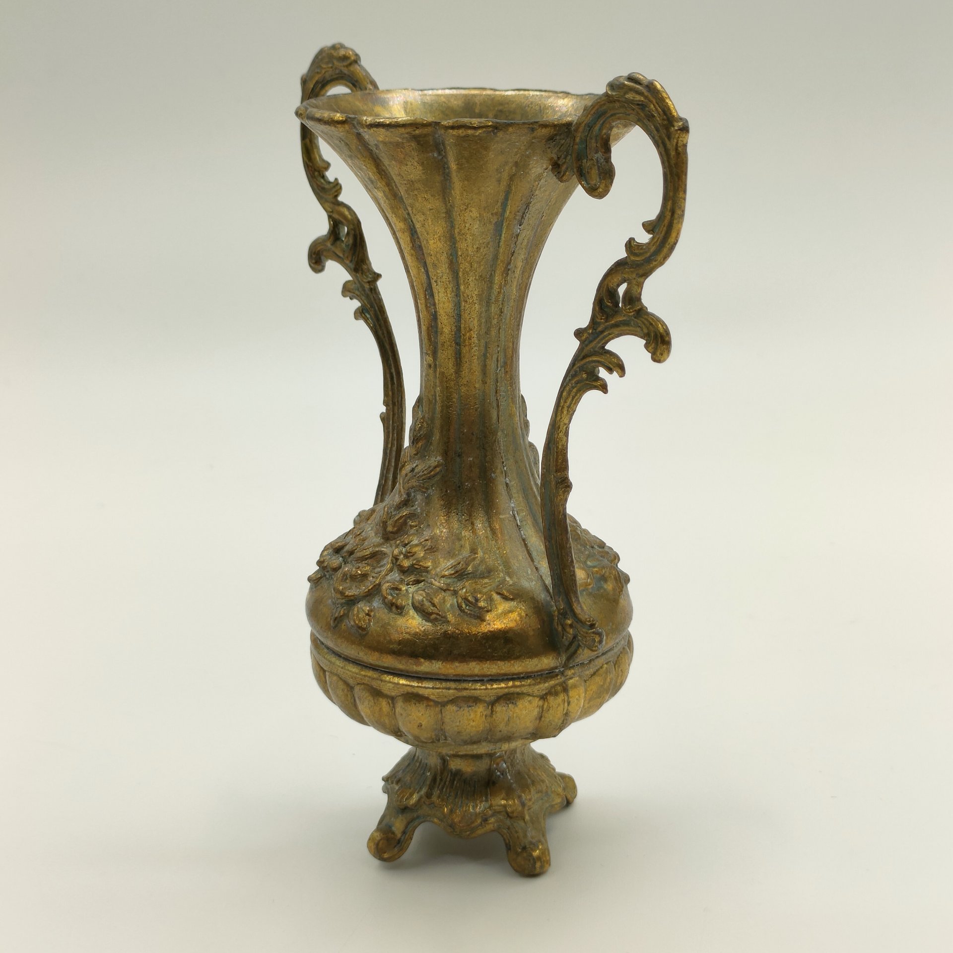 Вазочка изящной формы с двумя ручками, украшенная рельефным флоральным декором, металл, литье, золочение, Западная Европа, 1930-1960 гг.